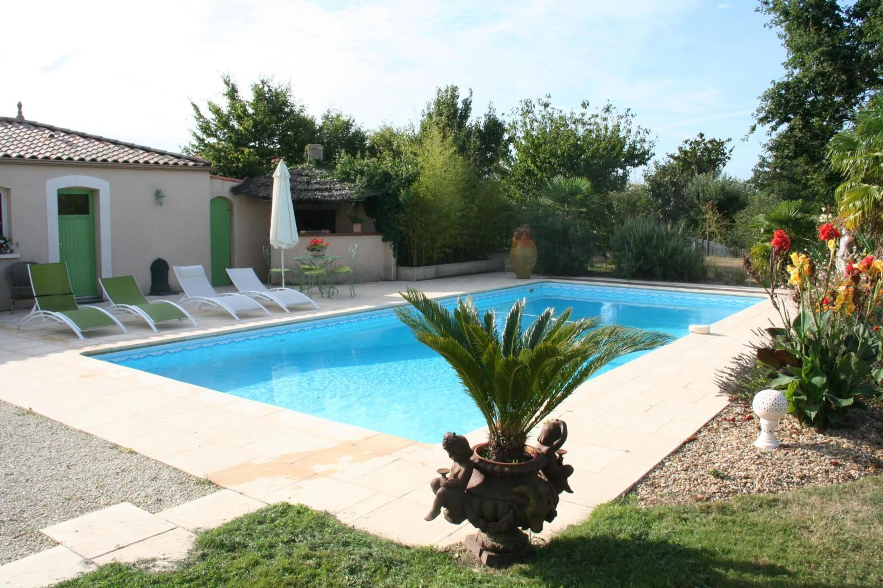 Swimming pool in Une Chambre à la Campagne