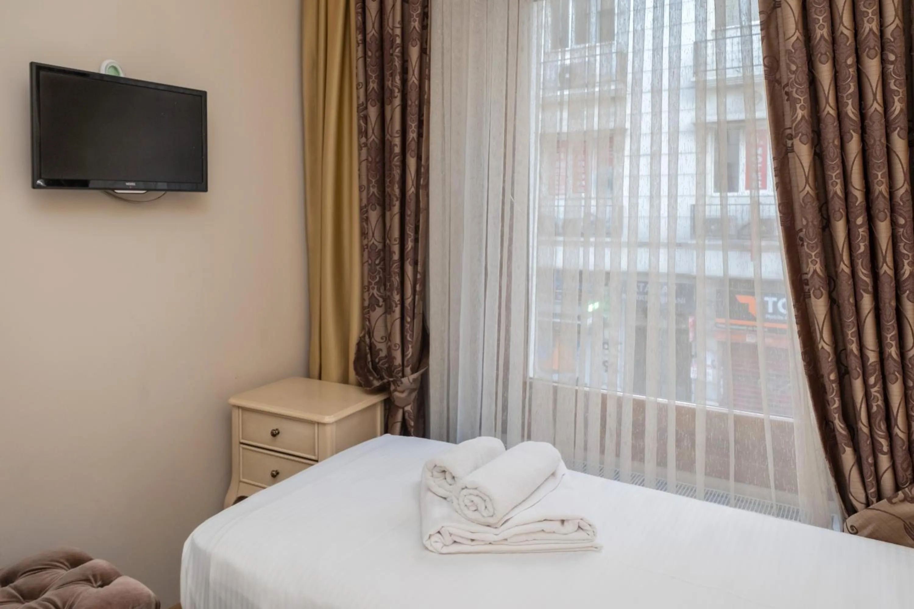 towels, Bed in Felicity Hotel İstanbul