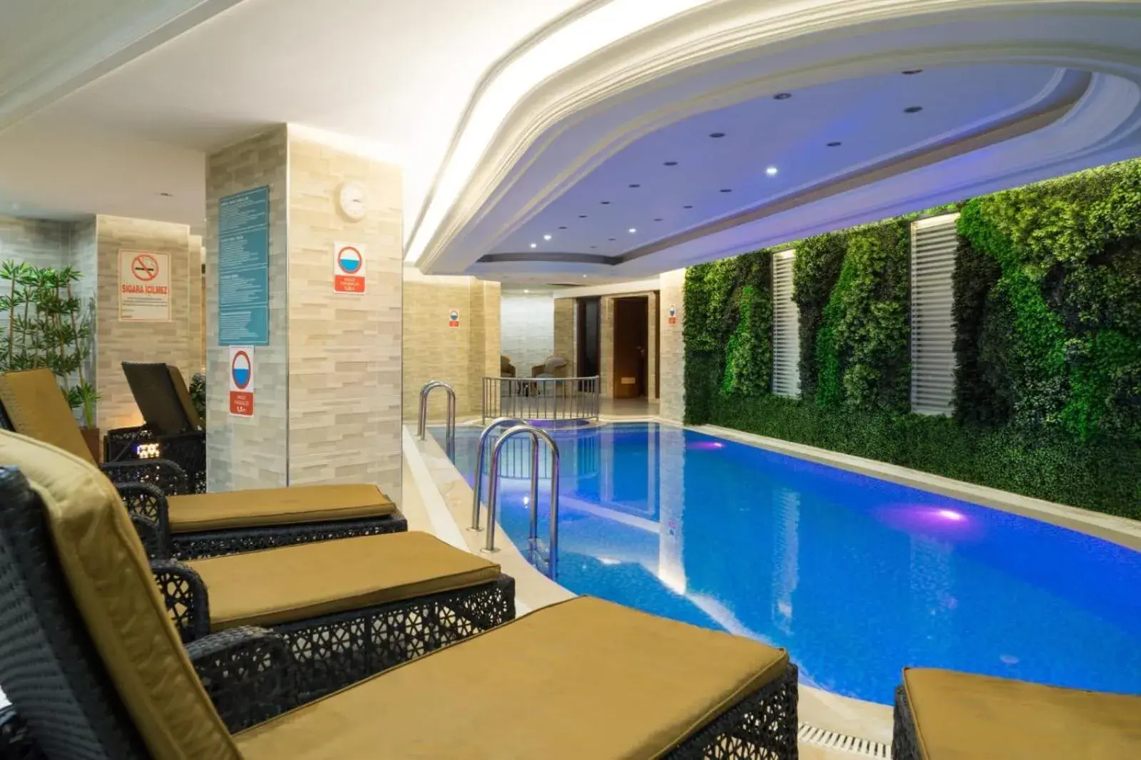 Swimming pool in Felicity Hotel İstanbul Swimming pool in Felicity Hotel İstanbul
