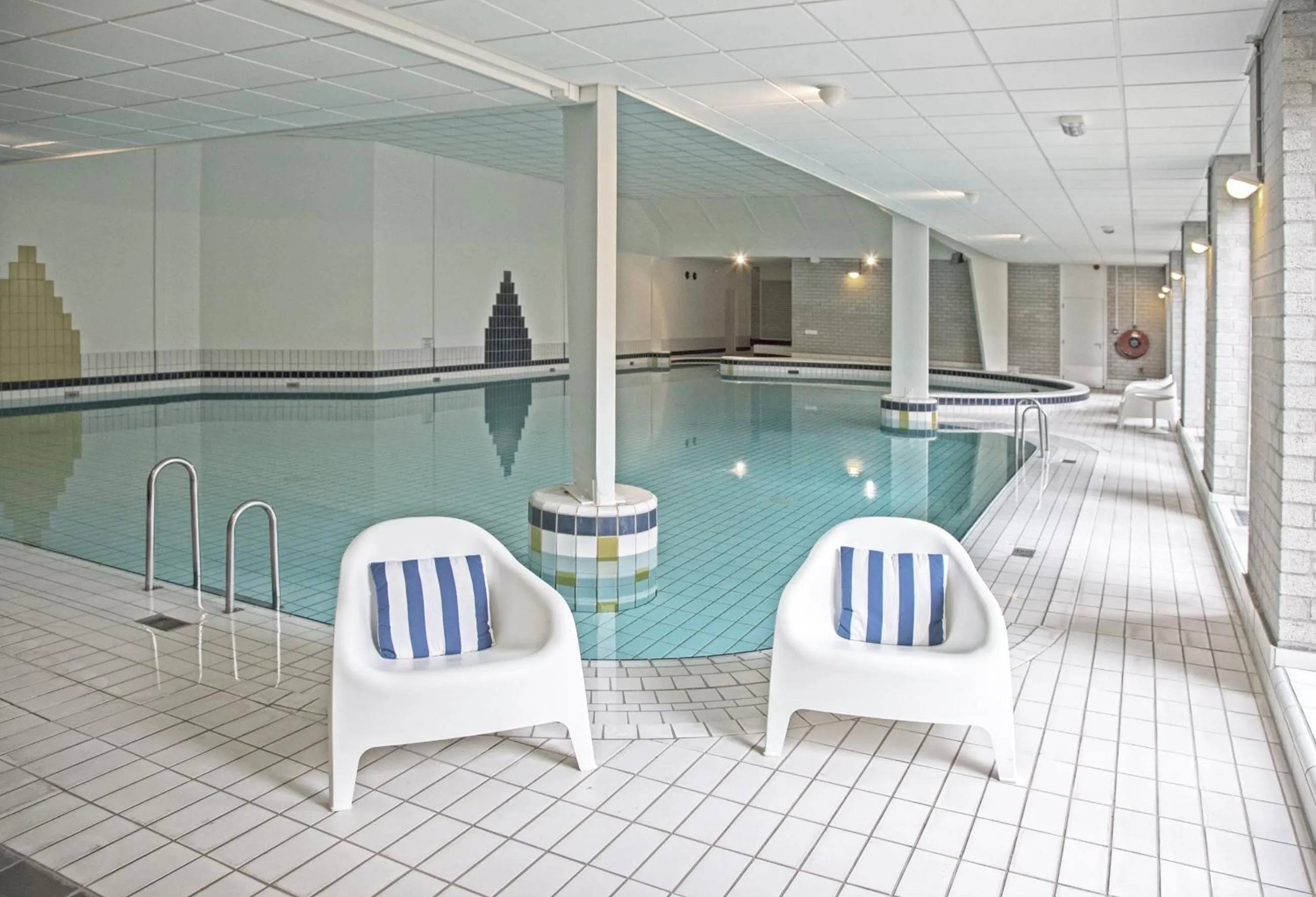 Swimming pool in Fletcher Hotel Restaurant De Eese