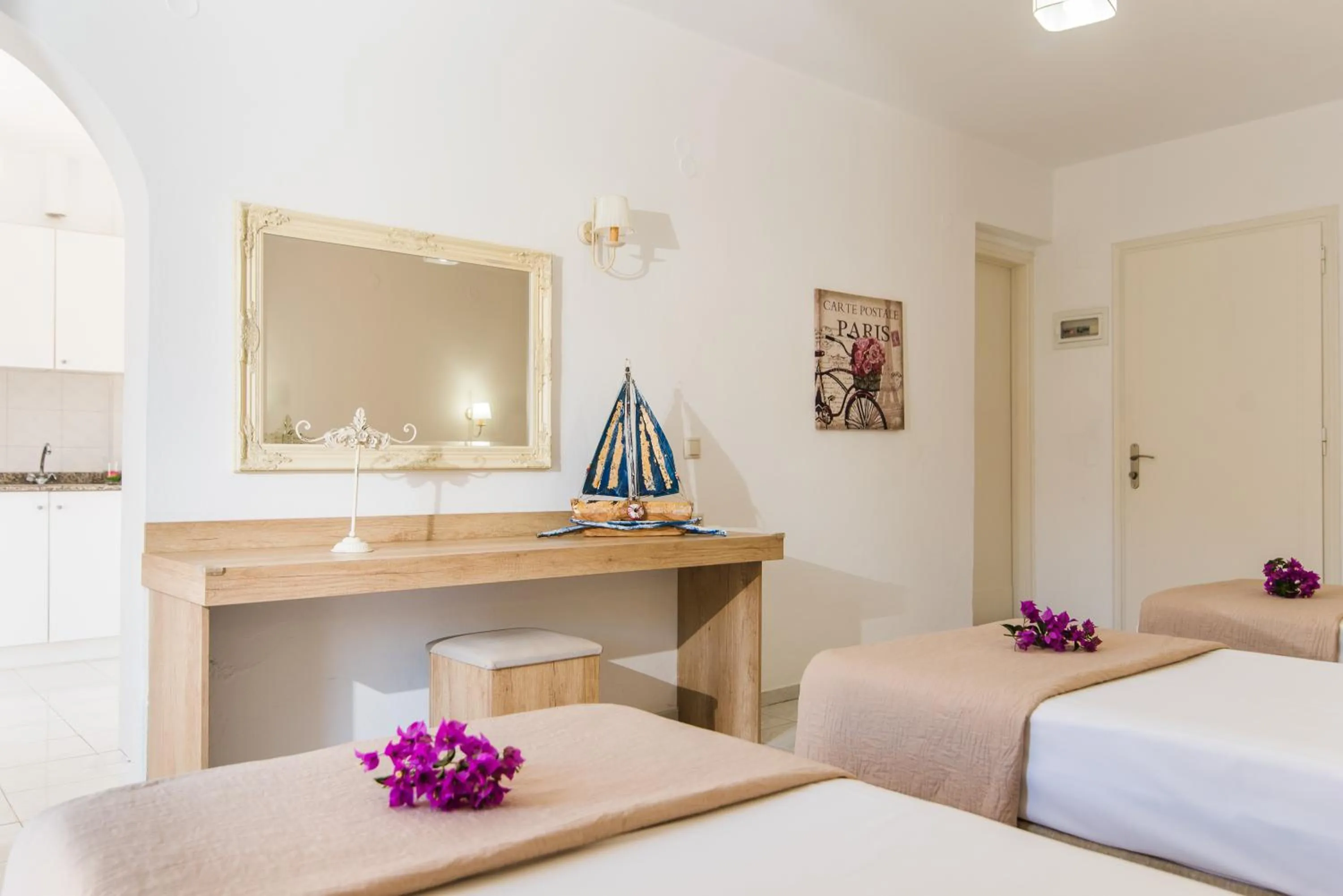 Photo of the whole room, Bed in Emerald Hotel