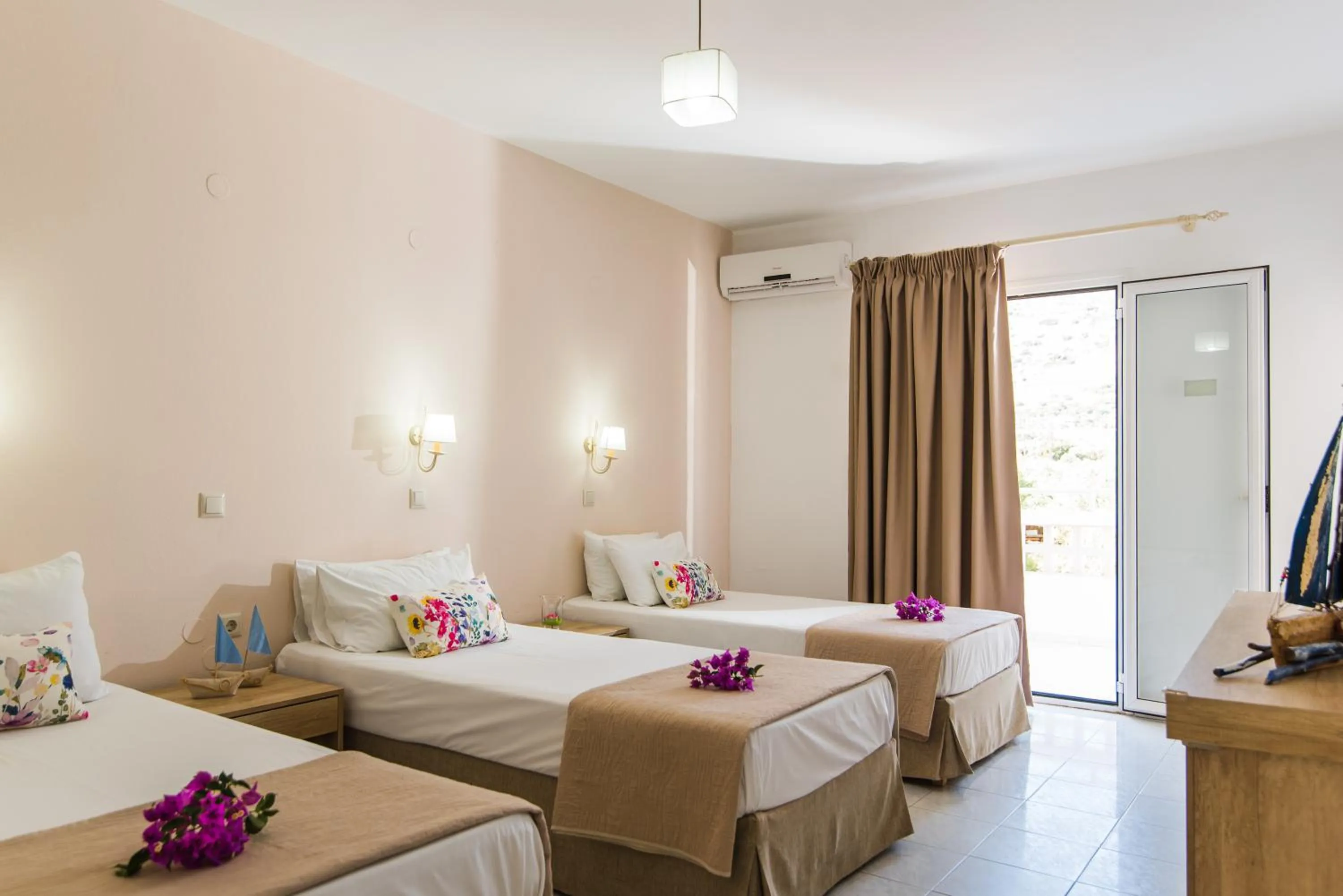 Photo of the whole room, Bed in Emerald Hotel