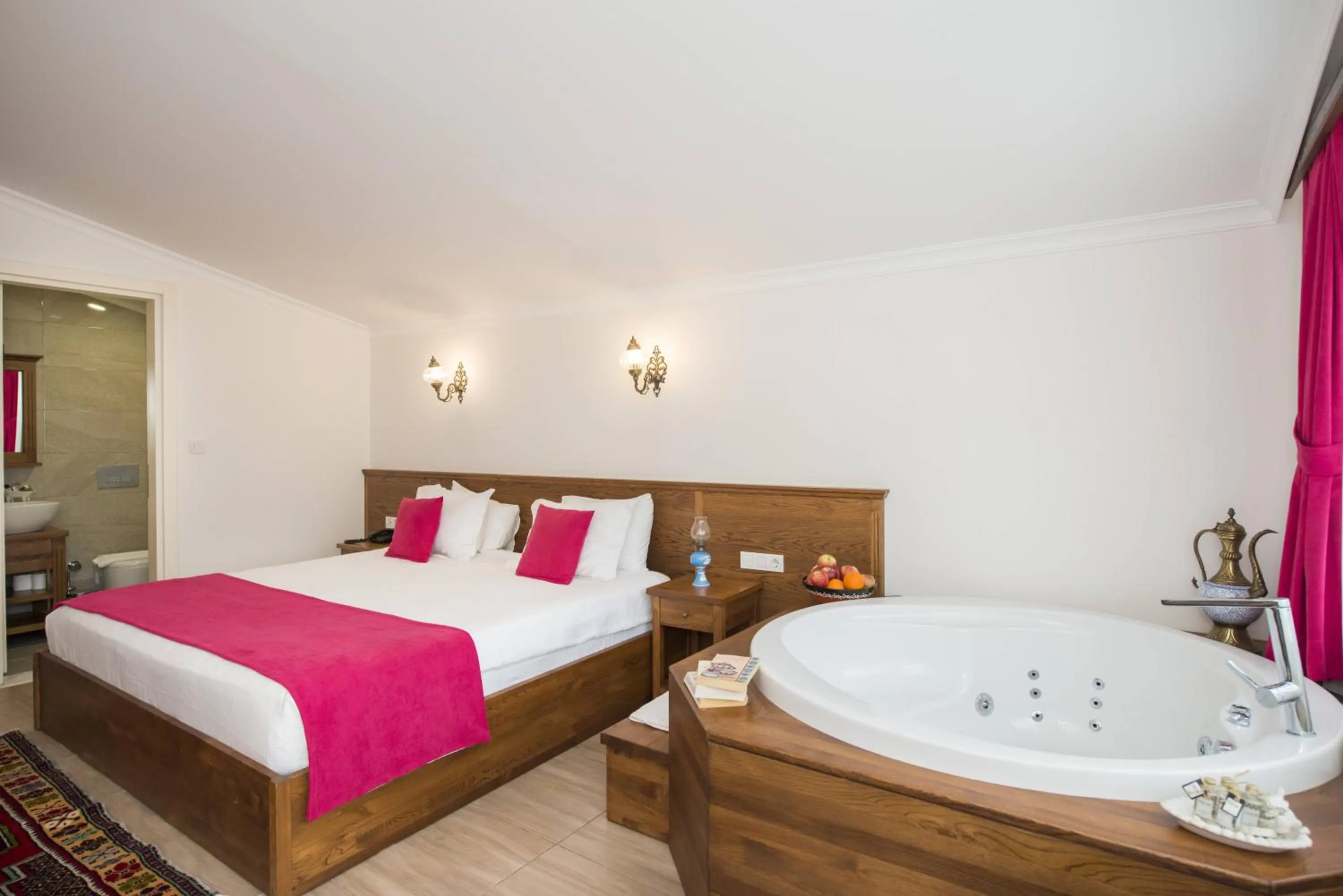 Hot Tub, Bed in Infinity City Hotel