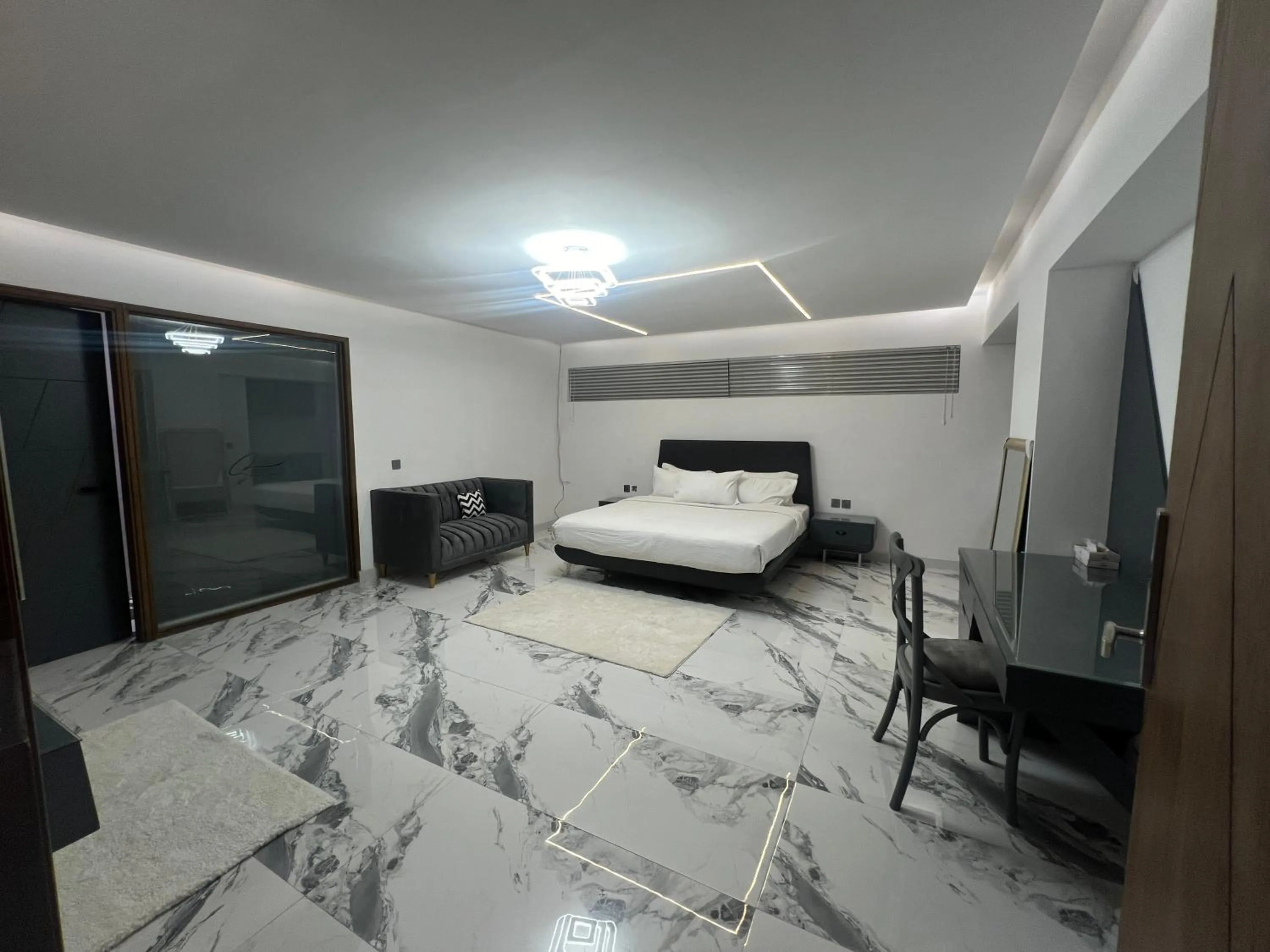 TV and multimedia, Bed in Signature By Hotel Crown Inn