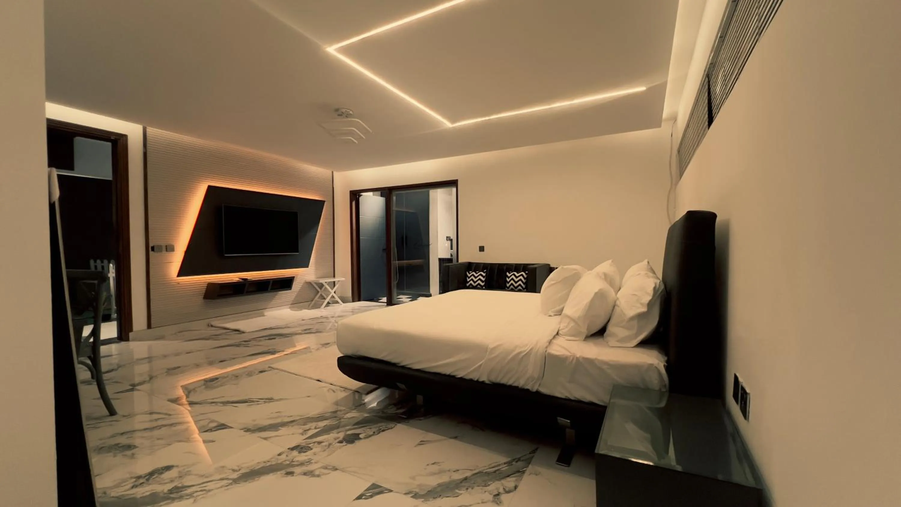 Bedroom, Bed in Signature By Hotel Crown Inn