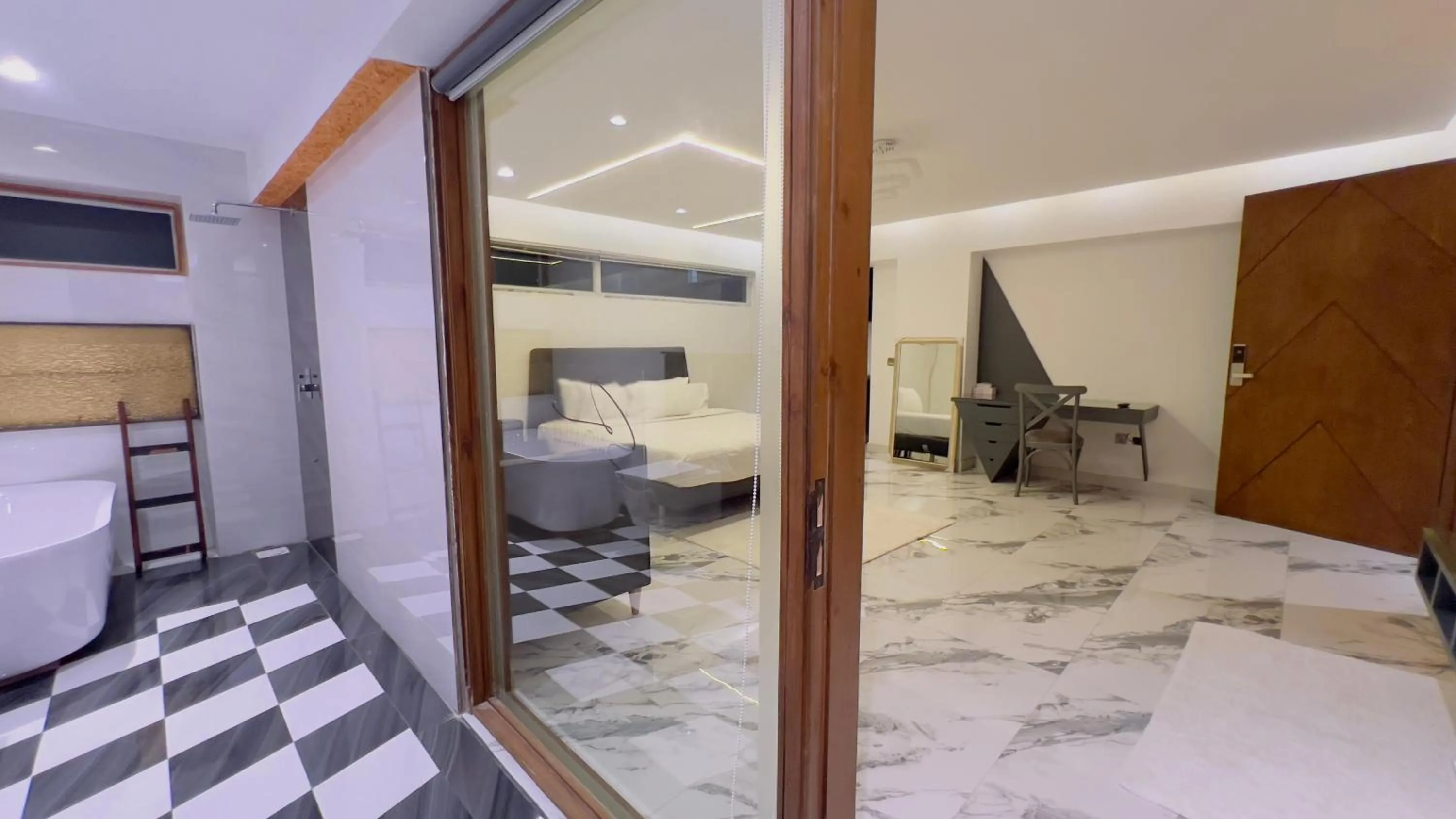 Bathroom, Bed in Signature By Hotel Crown Inn