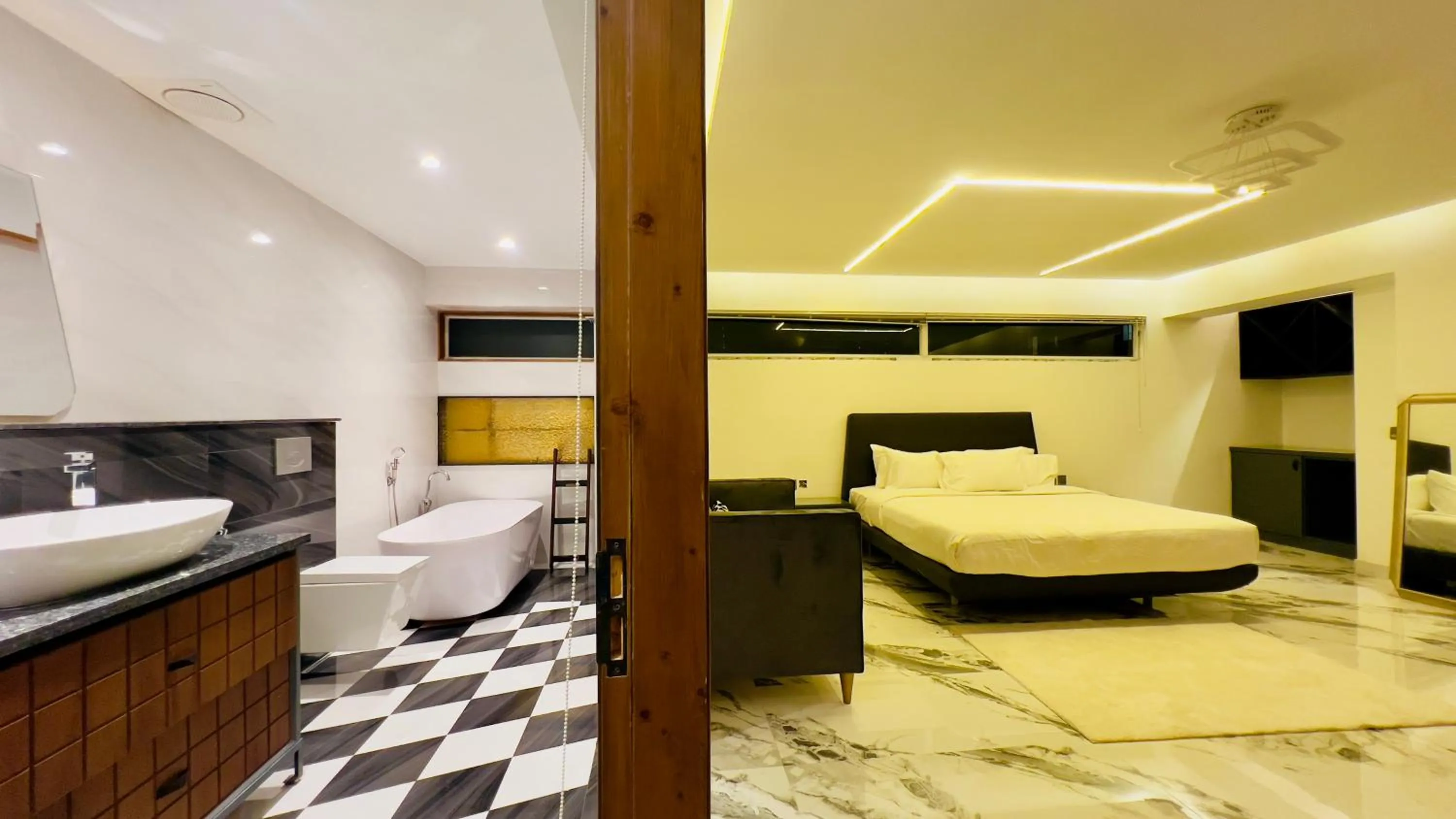 Bed in Signature By Hotel Crown Inn