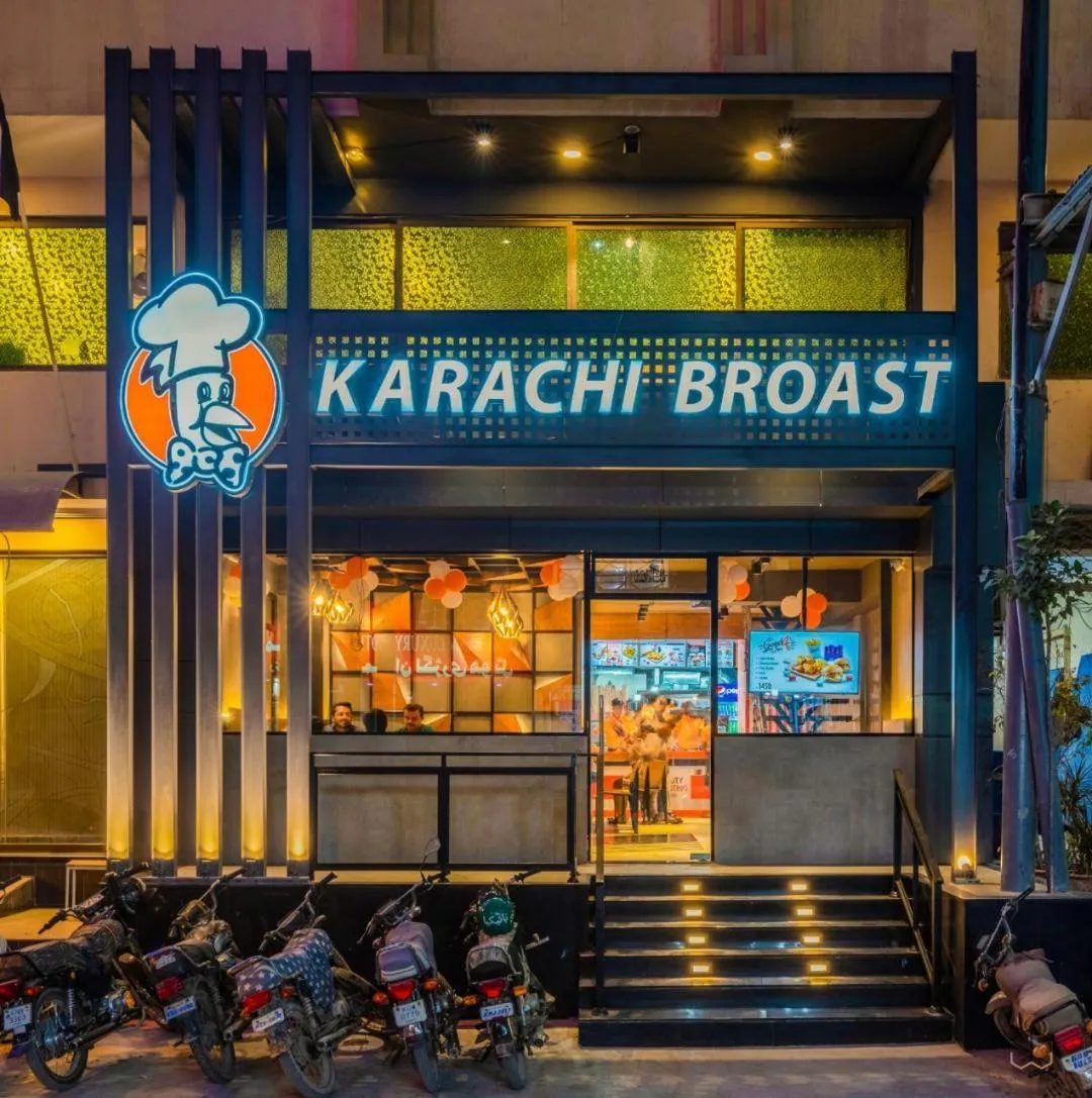 Restaurant/places to eat in Signature By Hotel Crown Inn