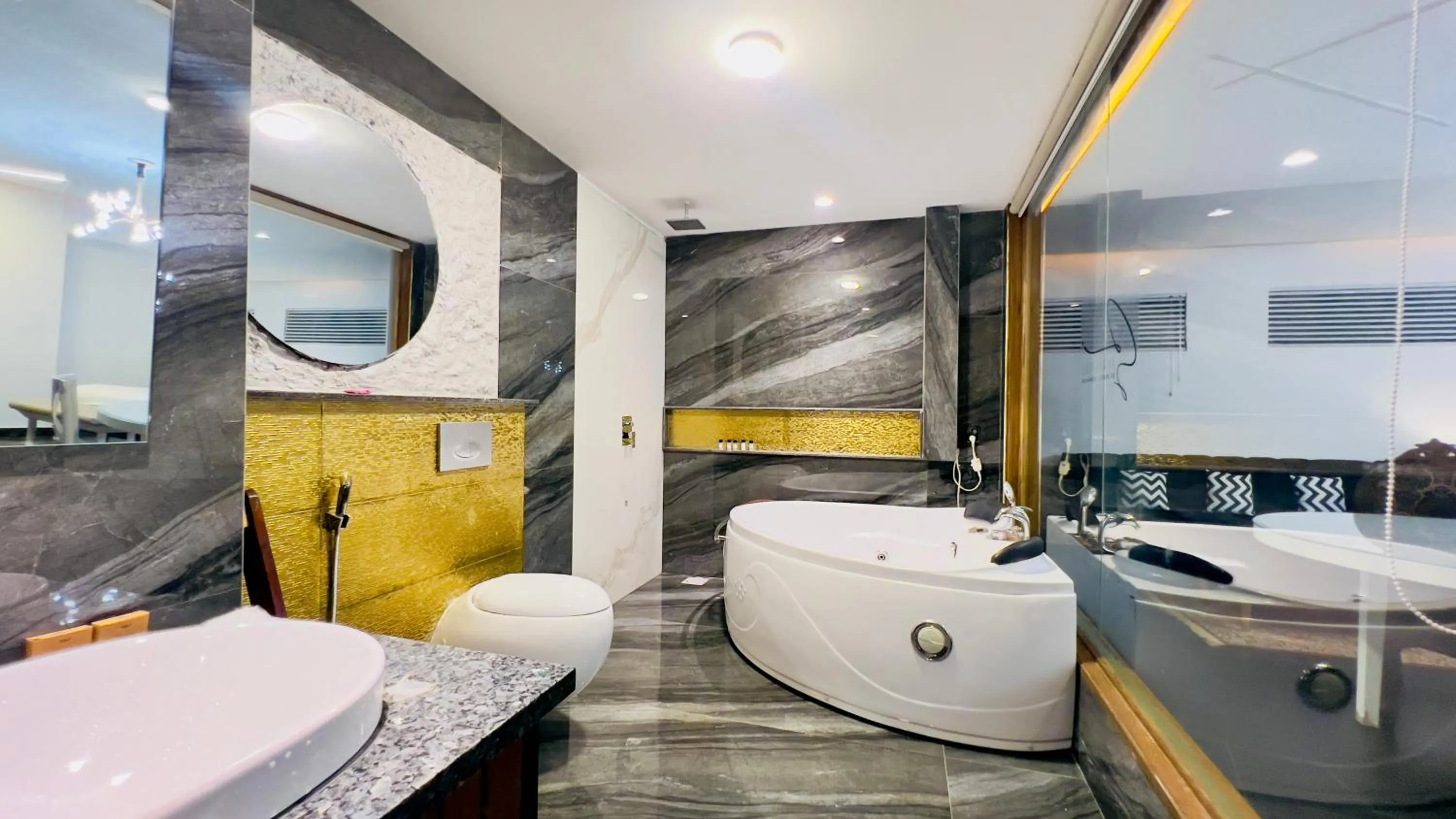 Shower in Signature By Hotel Crown Inn