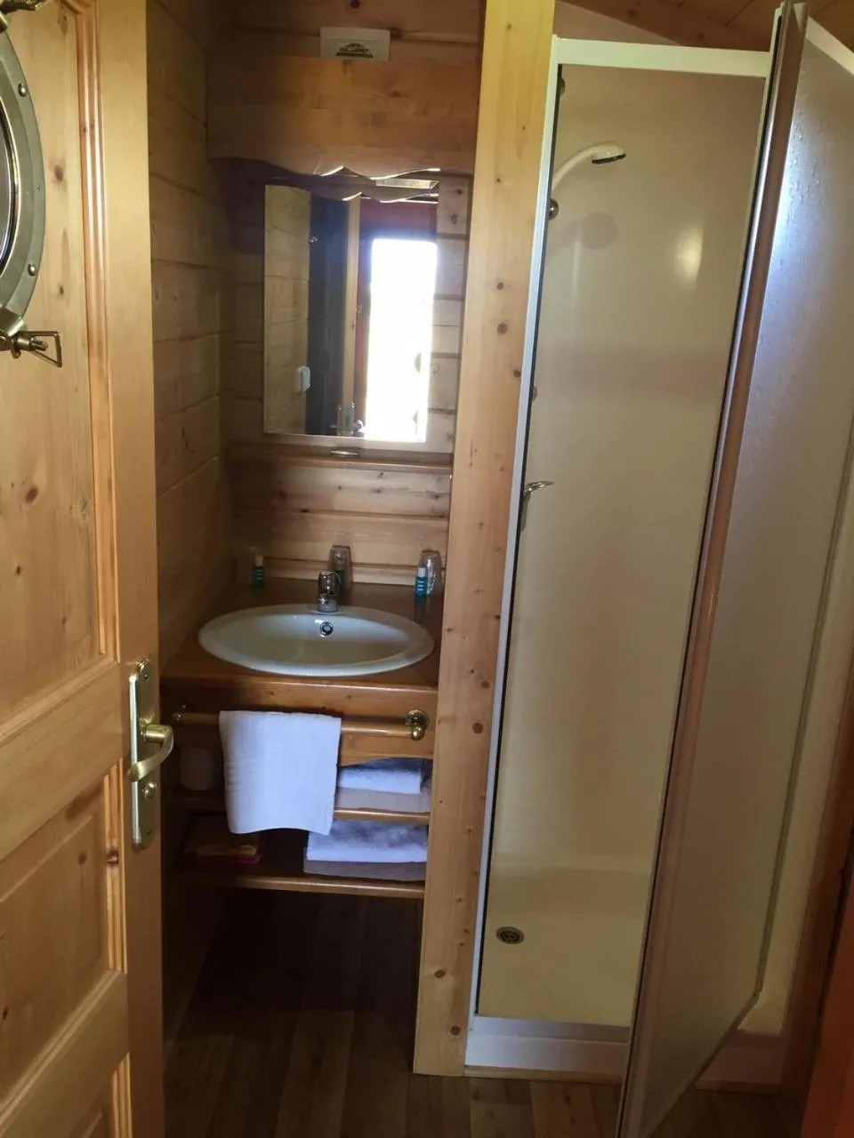 Bathroom in Les Roulottes-Gîtes de la Ferme de l'Autruche Dromoise