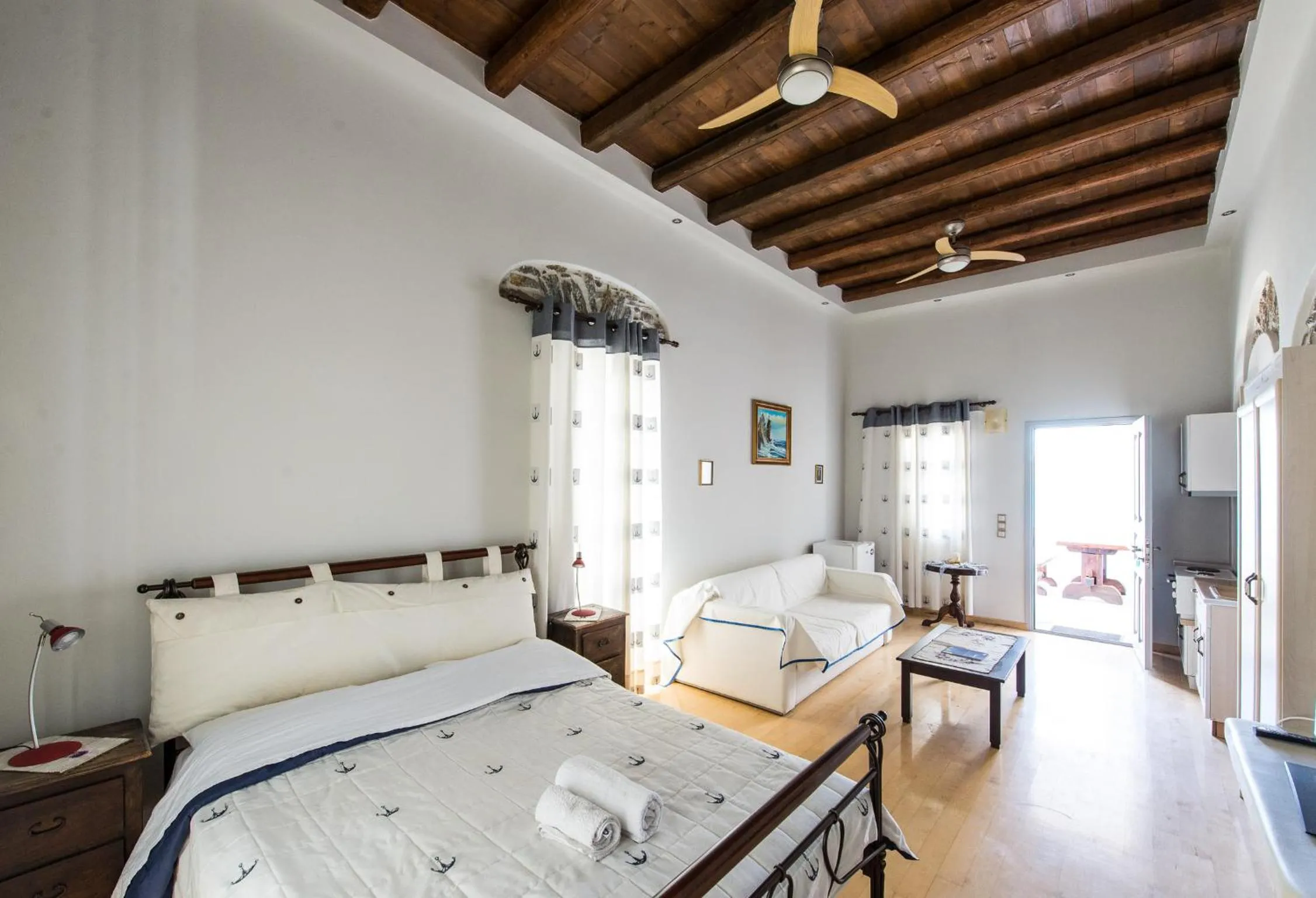 One-Bedroom Apartment with Sea View -Upper Floor in Thomas Villas on the beach Katapola