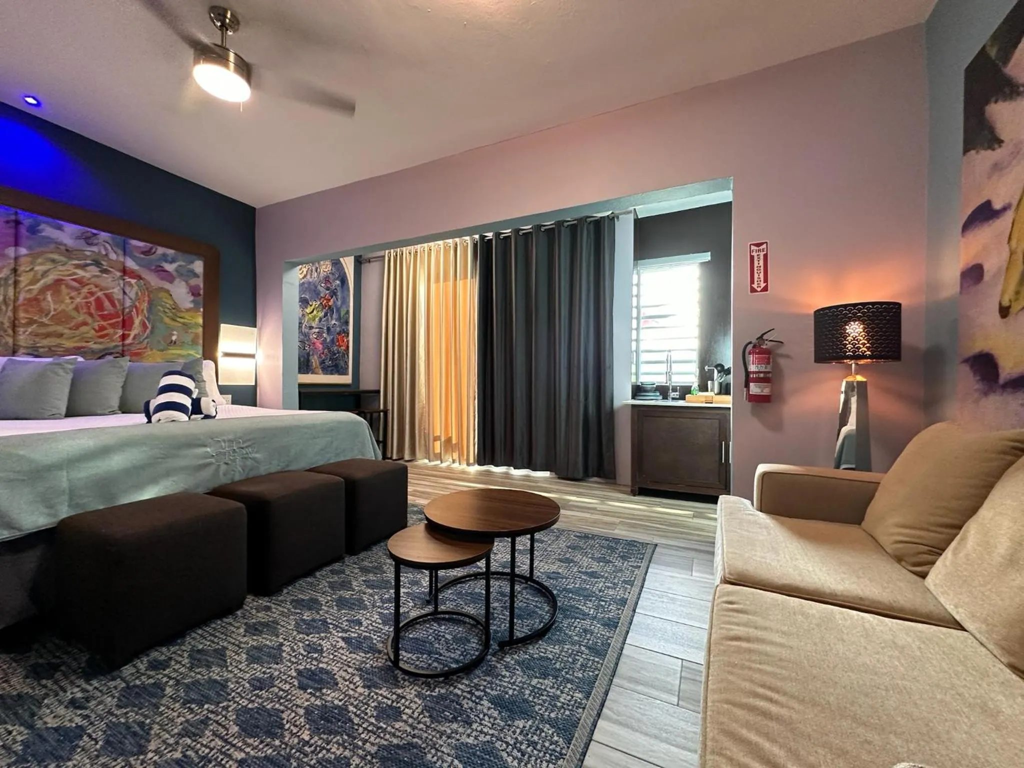 Bed in Old Crow Hotel and Suites