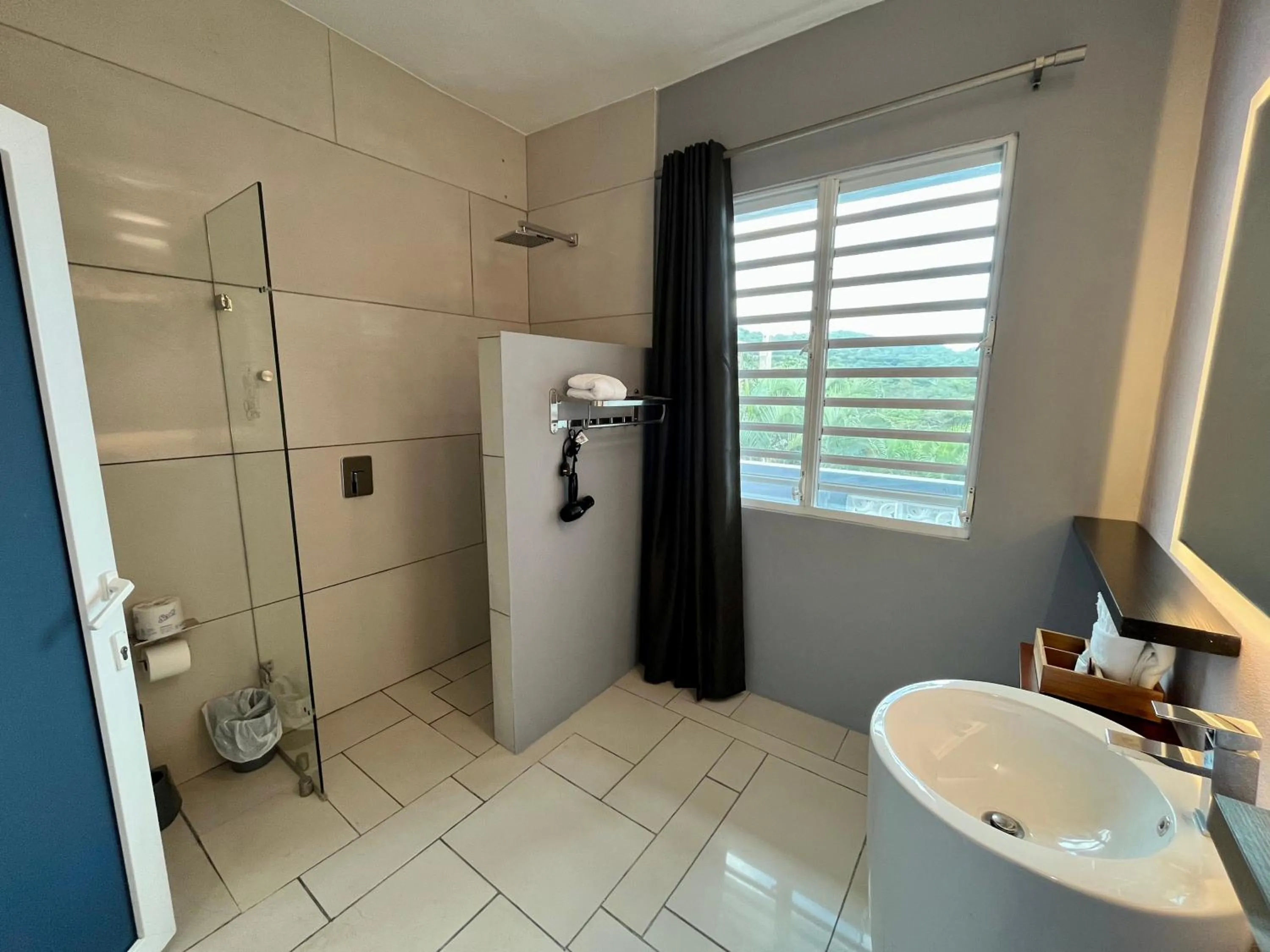 Old Crow Hotel and Suites