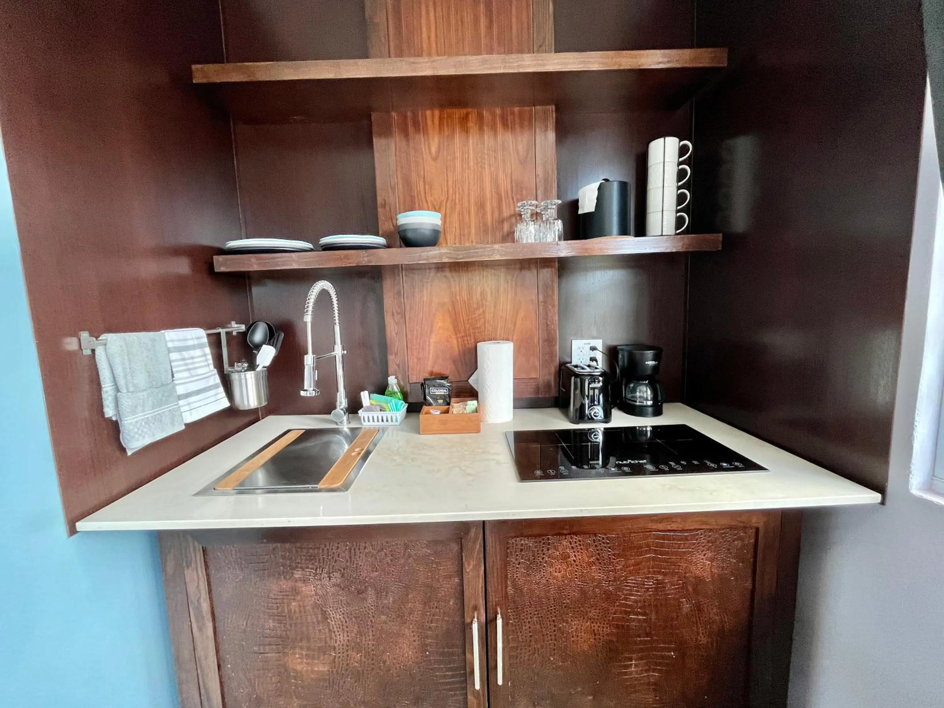 Old Crow Hotel and Suites