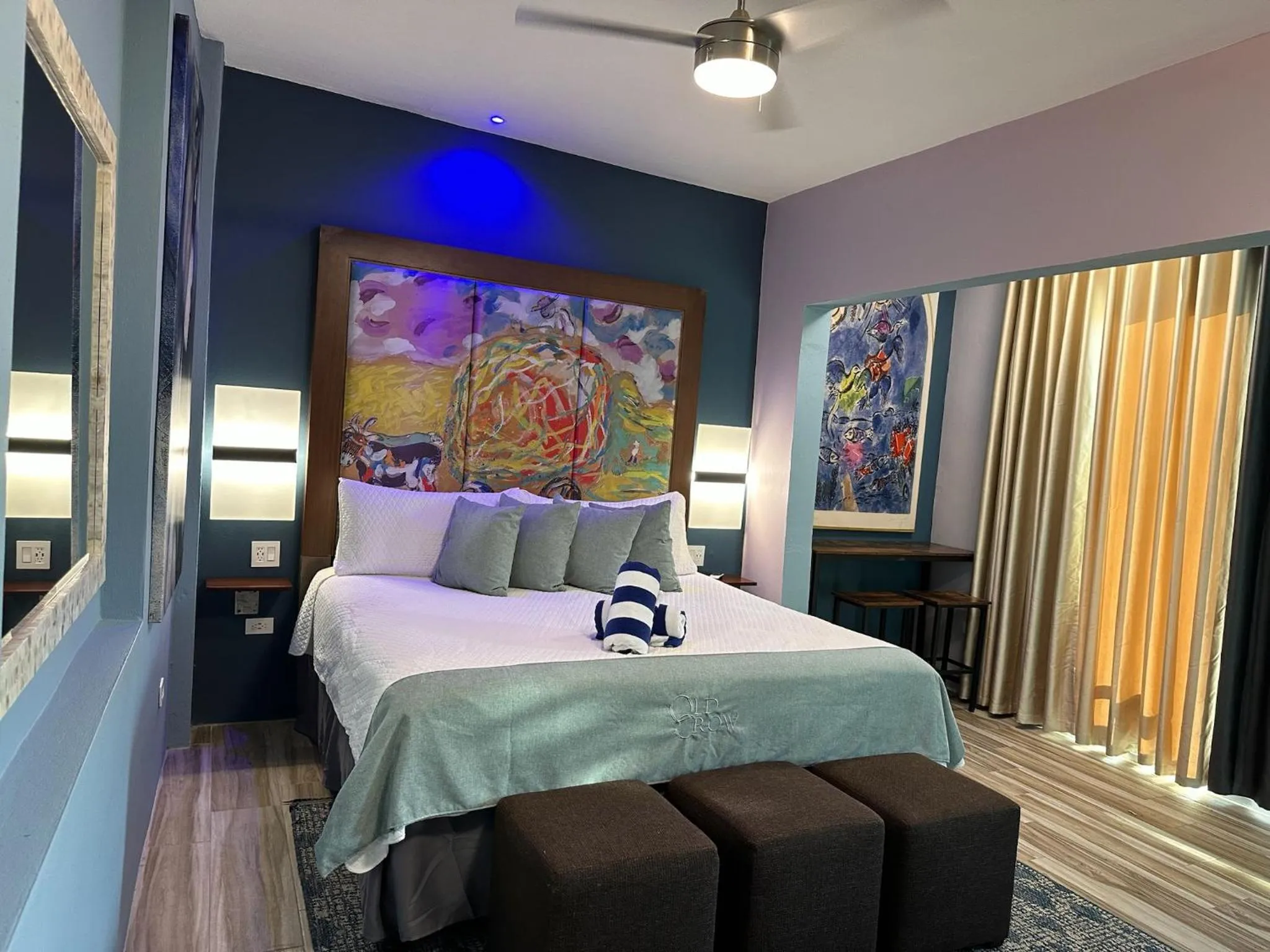 Bed in Old Crow Hotel and Suites