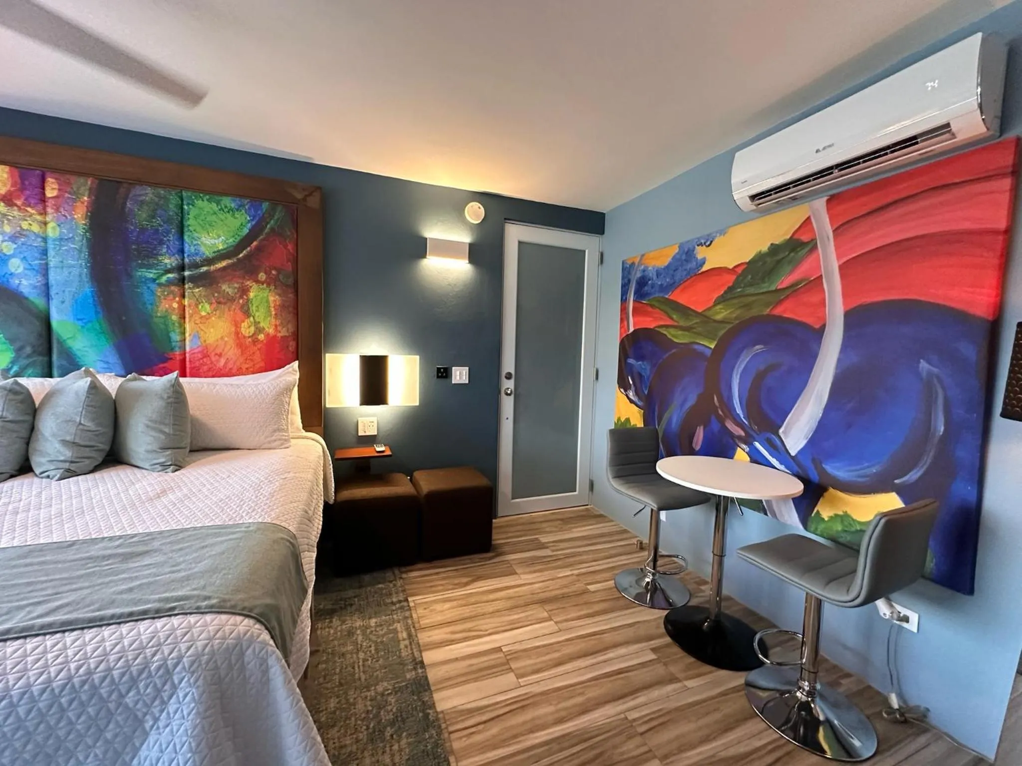 Bed in Old Crow Hotel and Suites