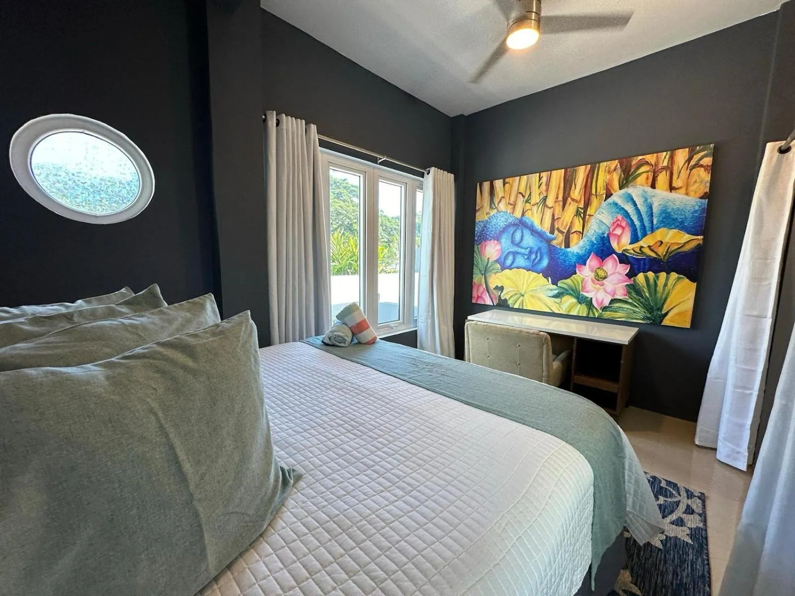 Bed in Old Crow Hotel and Suites