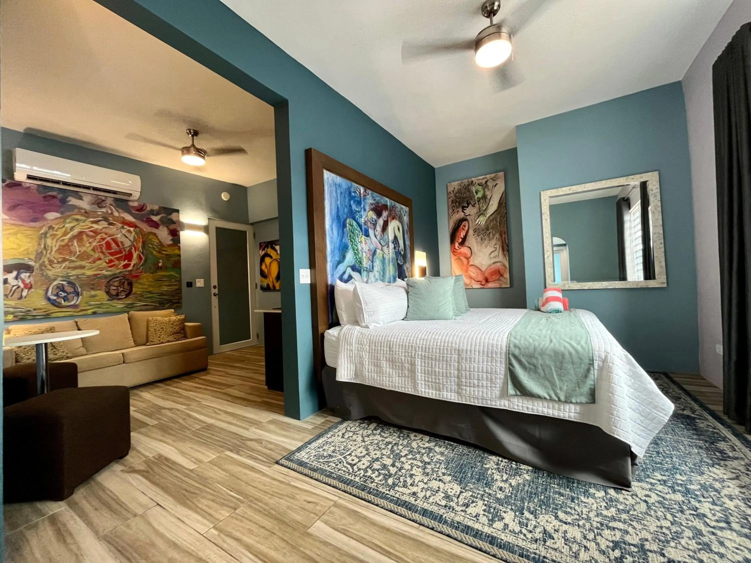 Bed in Old Crow Hotel and Suites