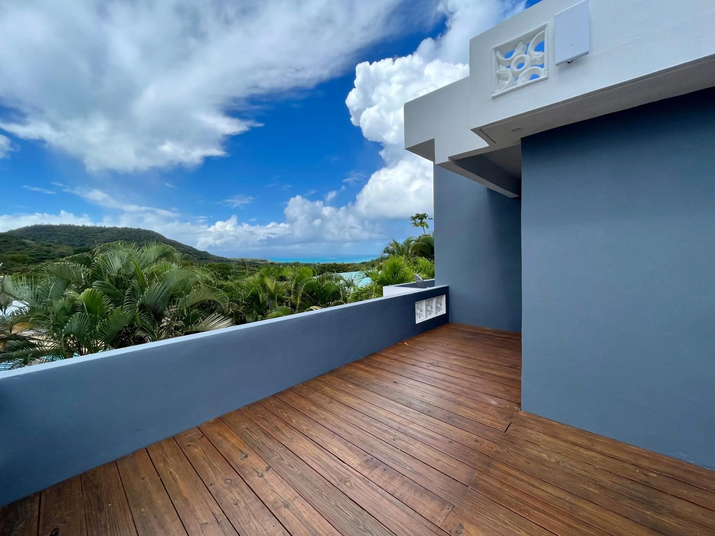 Old Crow Hotel and Suites