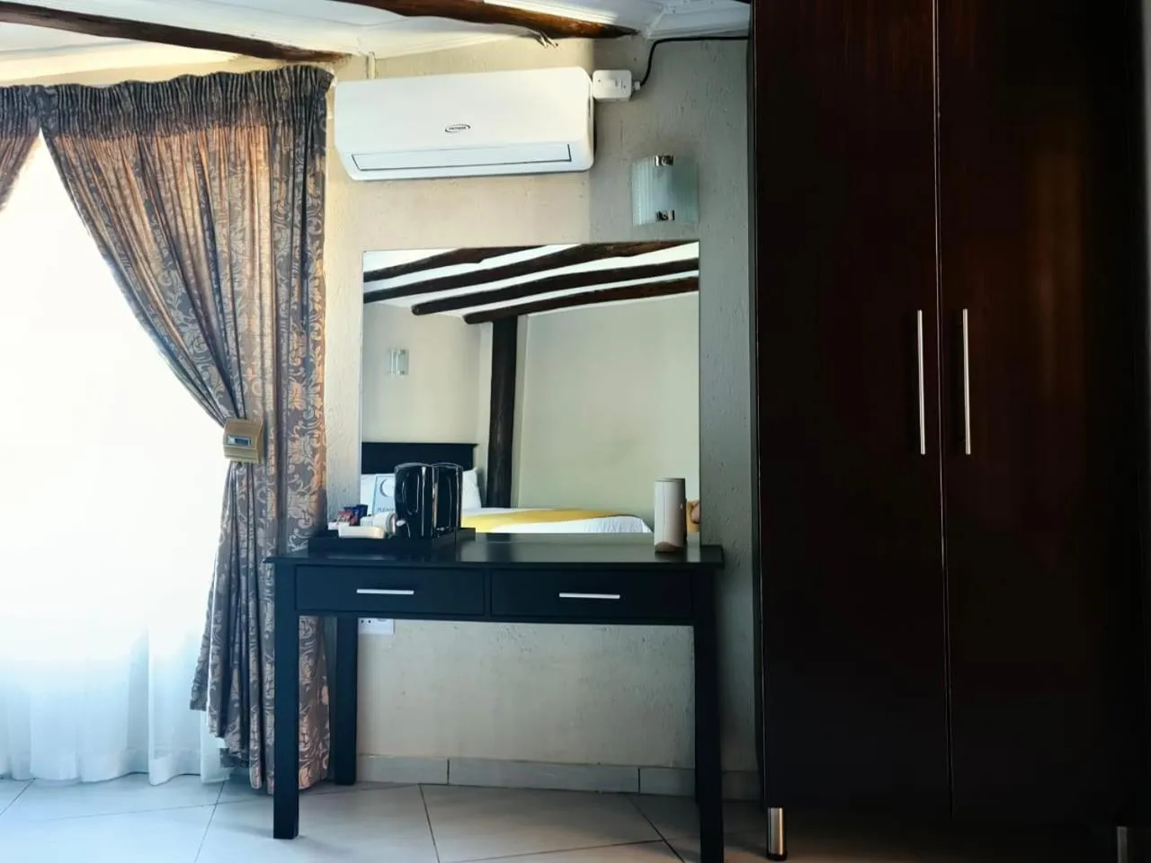Standard Queen Room in GEORGE B BOUTIQUE LODGE