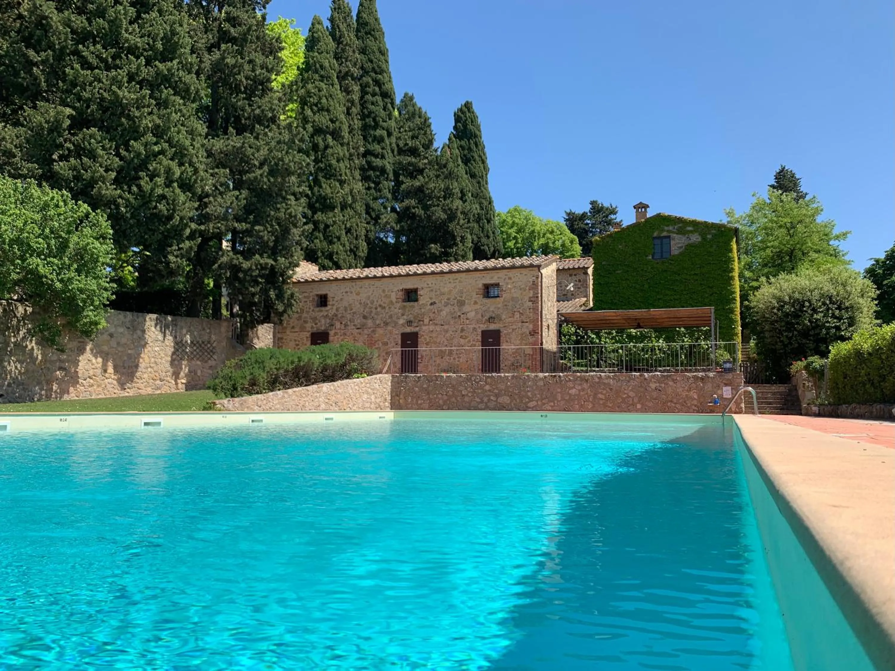 Swimming pool in Fattoria Lornano Winery