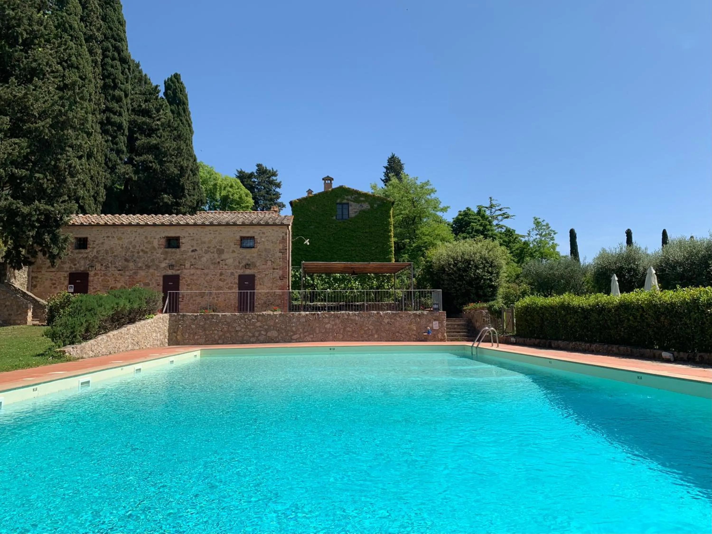Swimming pool in Fattoria Lornano Winery