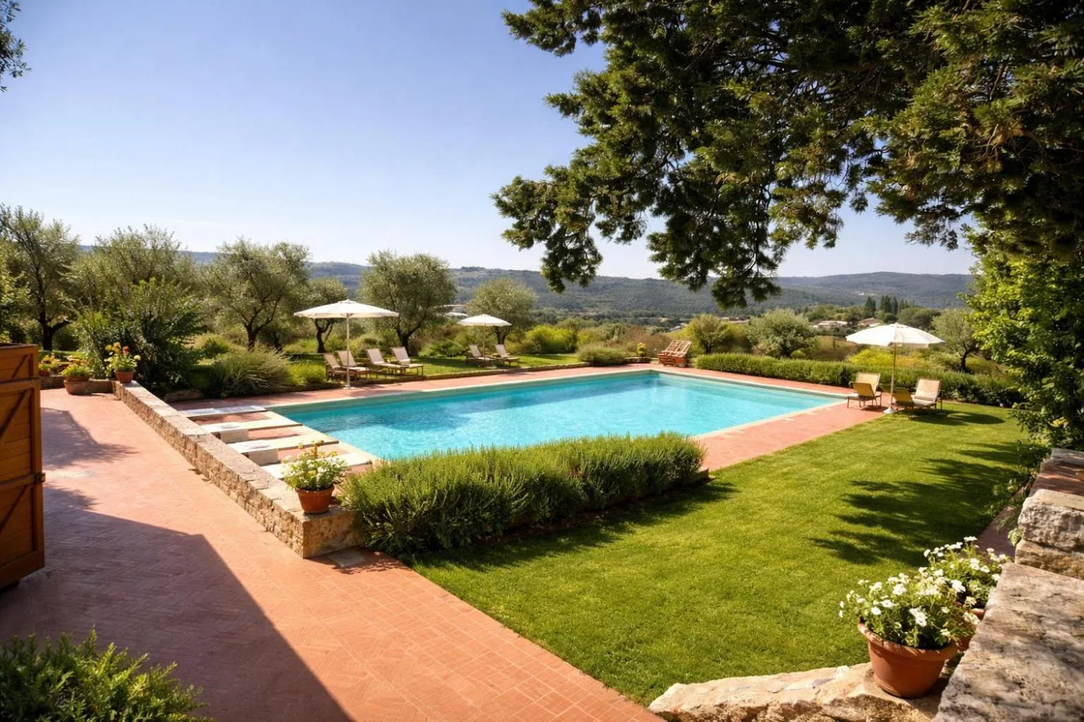 Pool view in Fattoria Lornano Winery