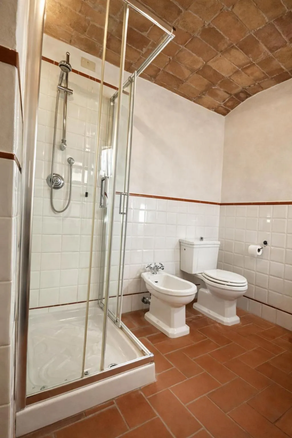 Shower in Fattoria Lornano Winery