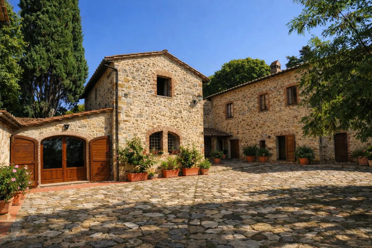 Inner courtyard view in Fattoria Lornano Winery