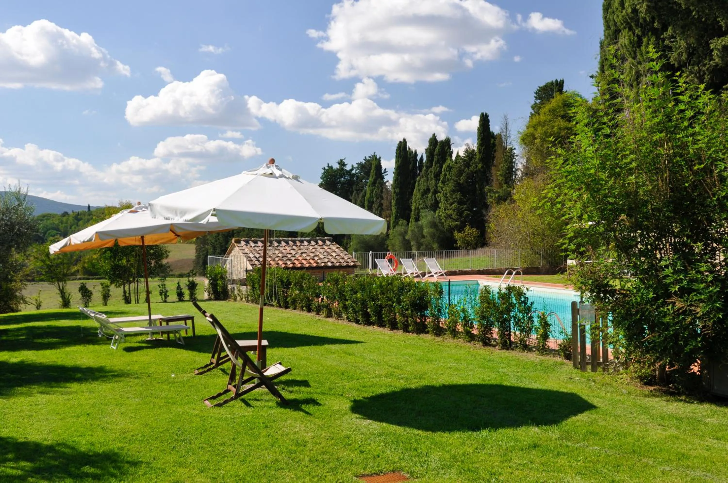 Pool view in Fattoria Lornano Winery