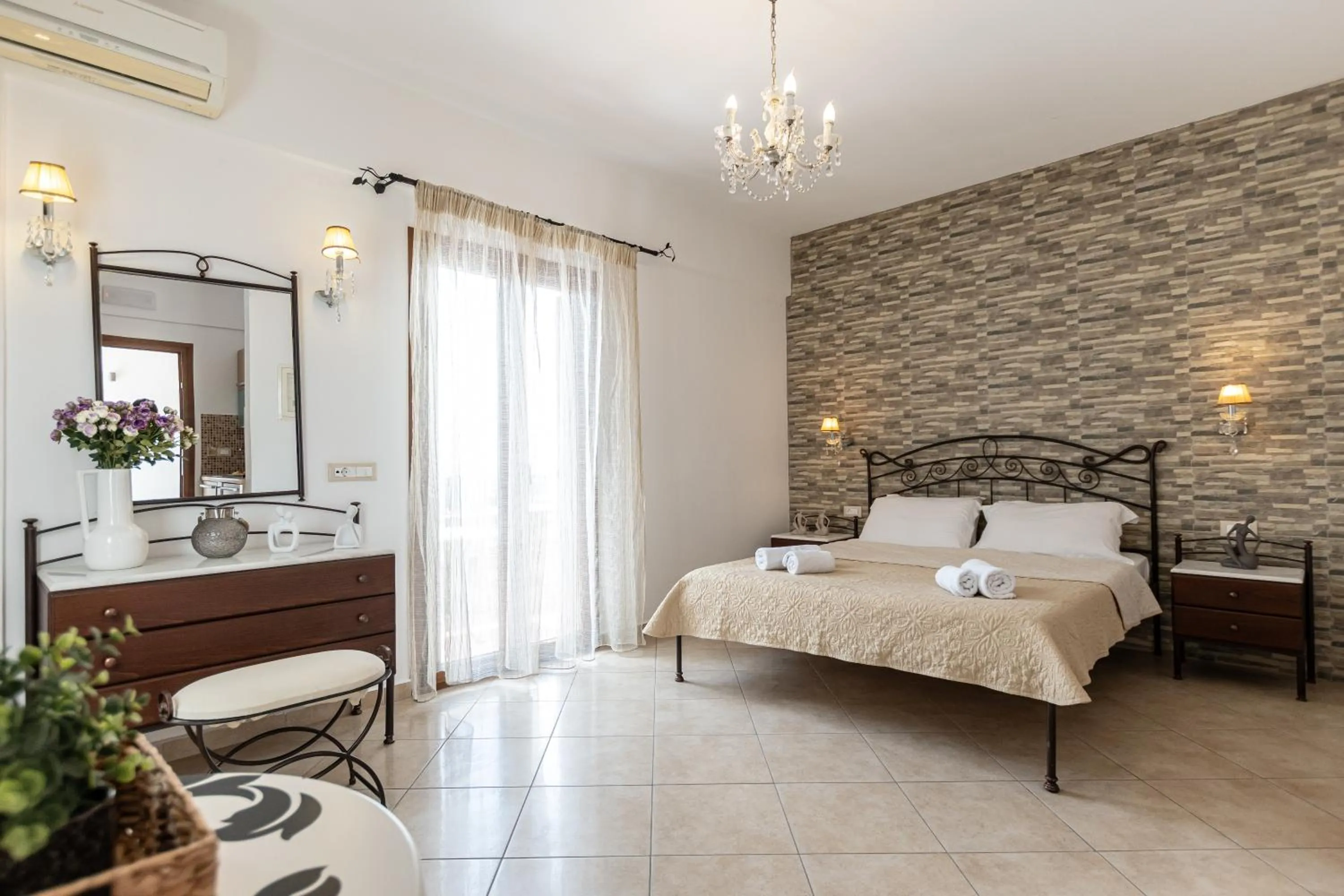 Photo of the whole room, Bed in Kallisti Studios