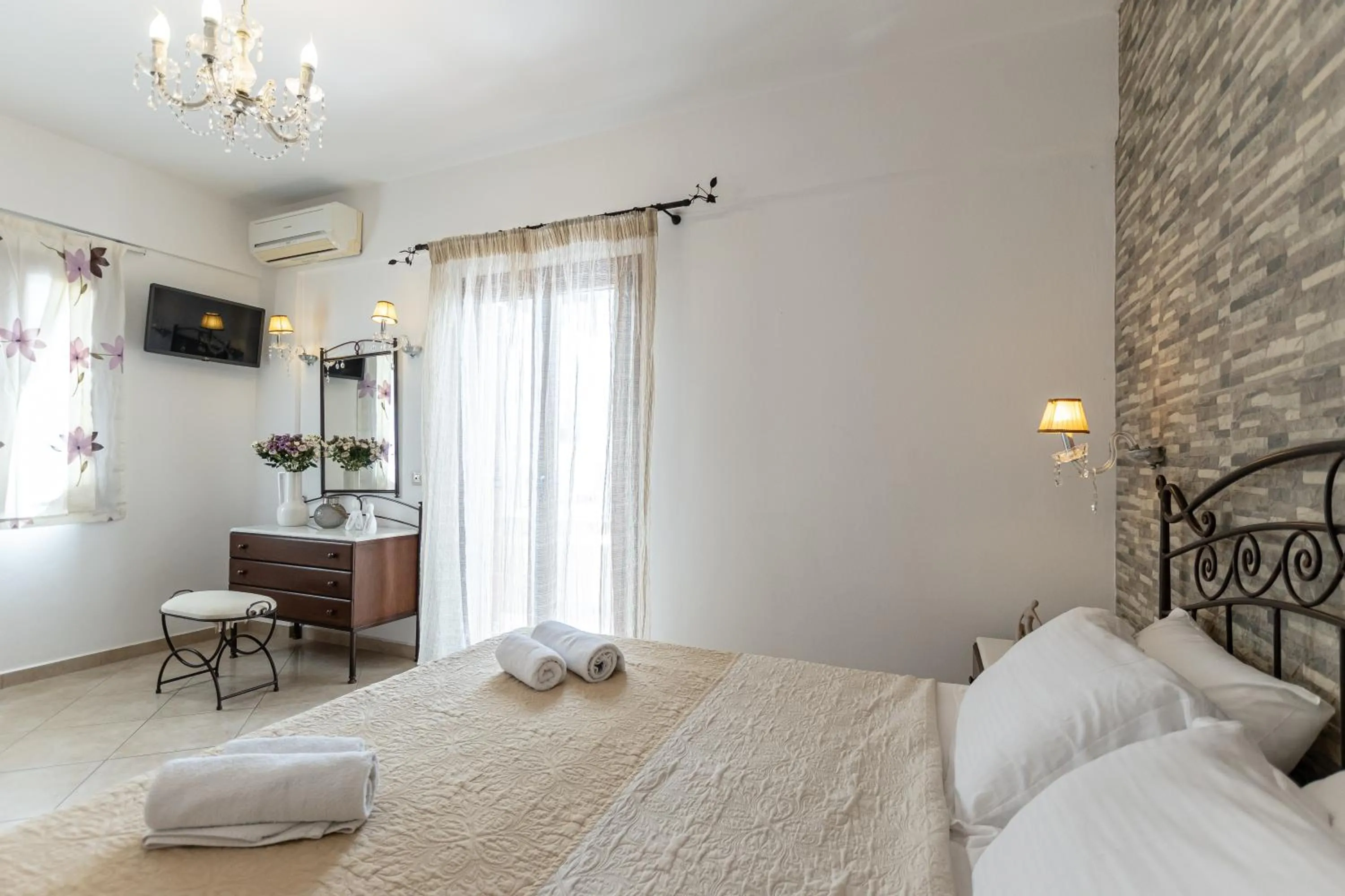Photo of the whole room, Bed in Kallisti Studios