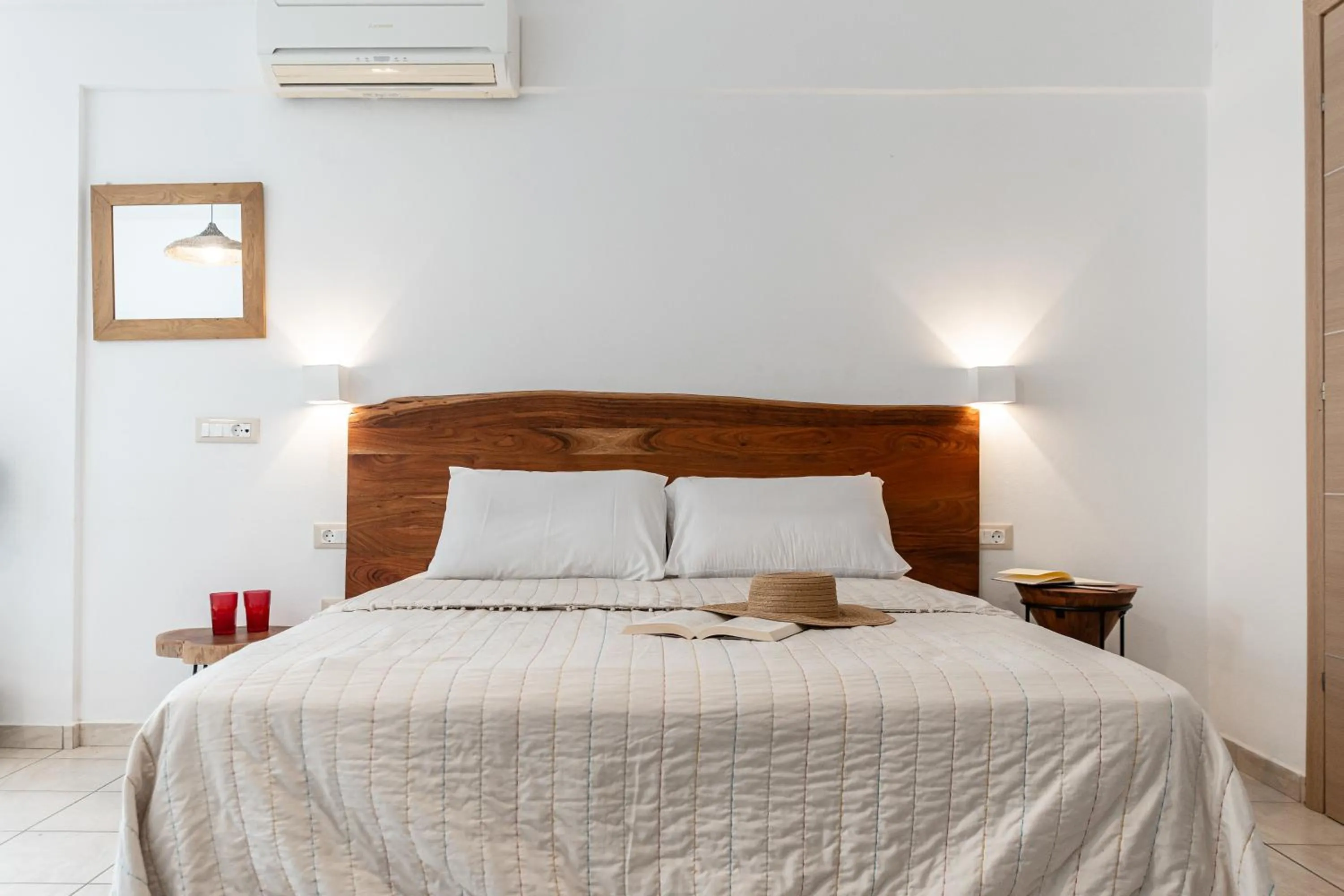 Photo of the whole room, Bed in Kallisti Studios