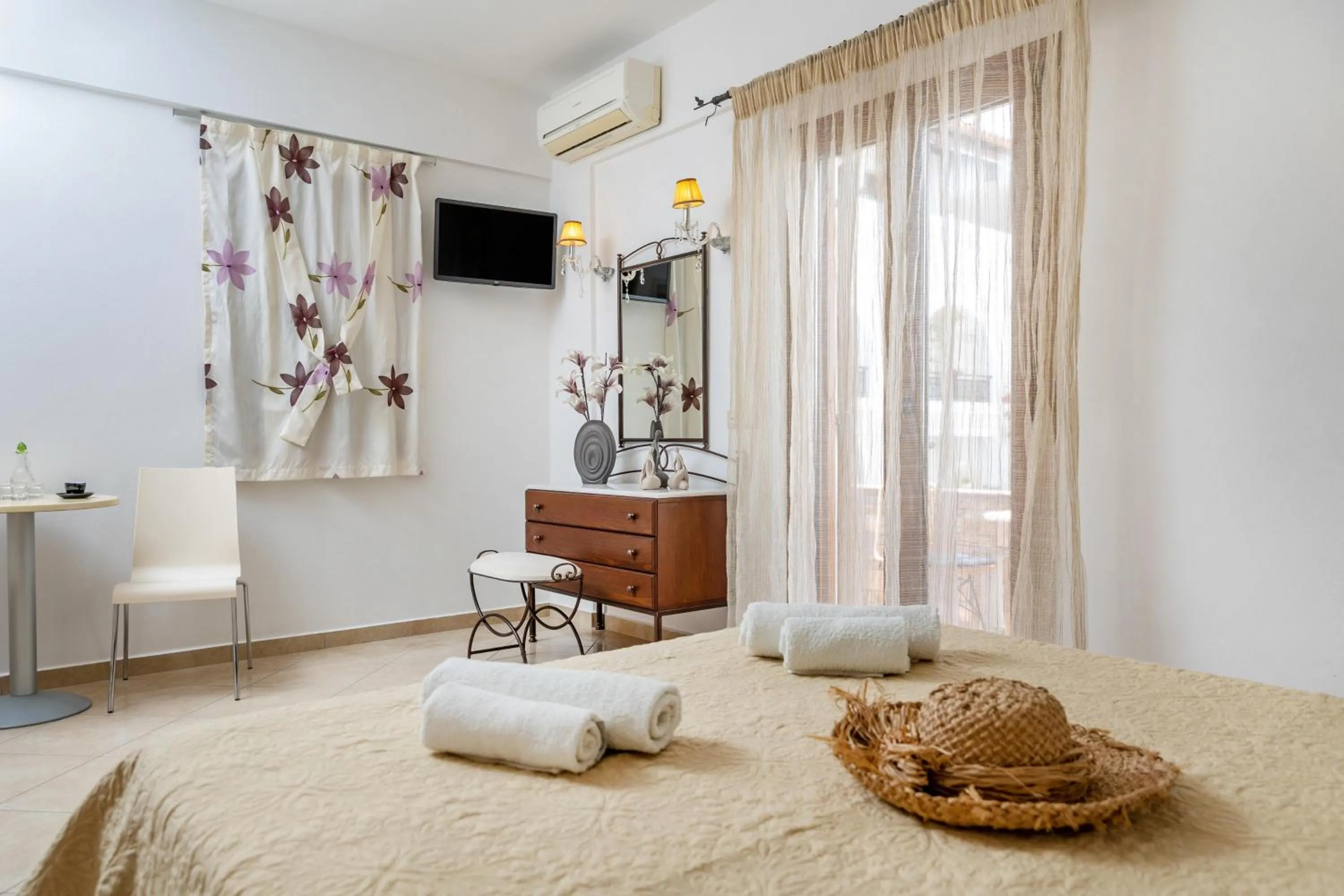 Bedroom, Bed in Kallisti Studios