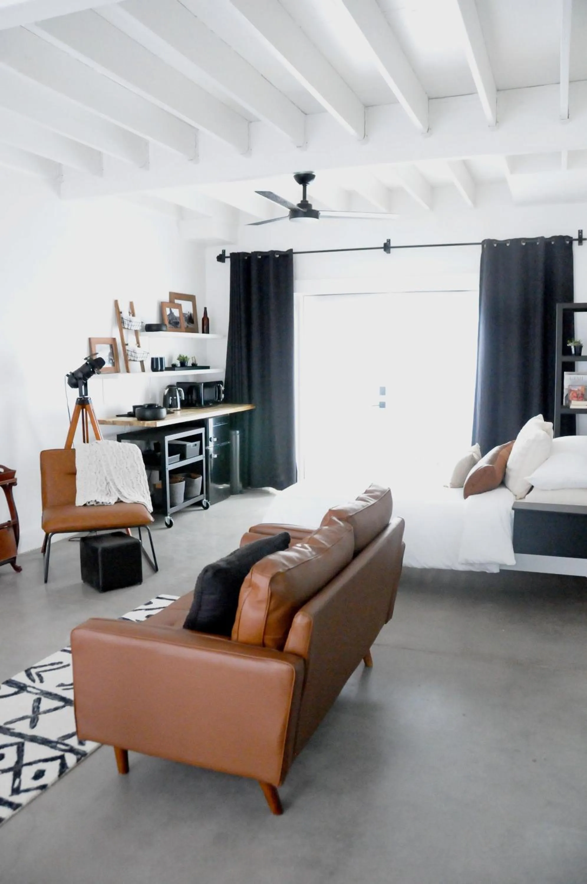 Seating area, Bed in Inn Santa Clara