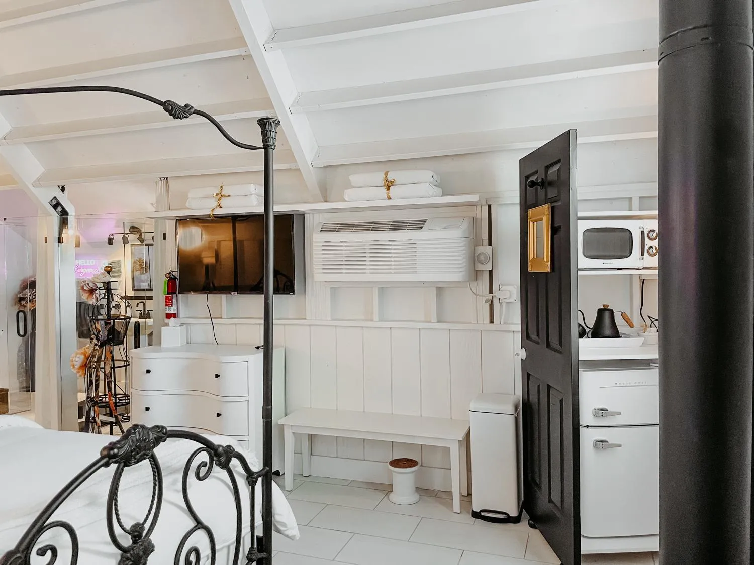 Kitchen or kitchenette, Bed in Inn Santa Clara