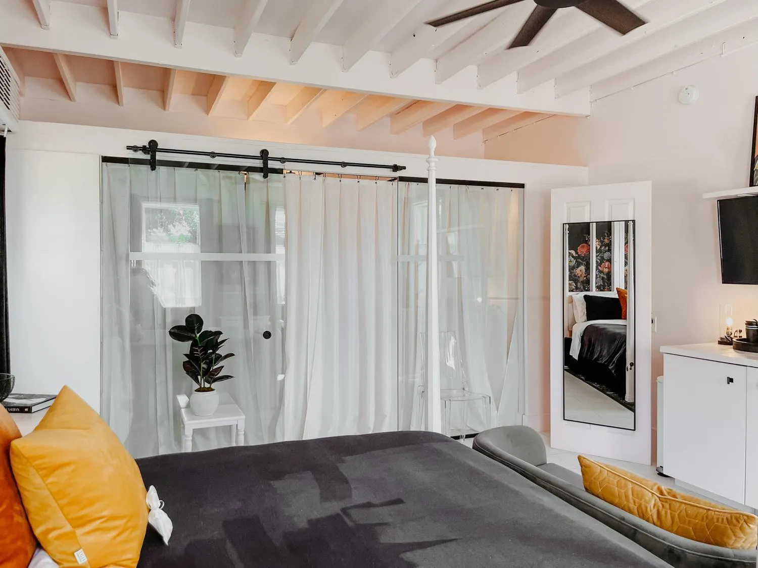 Photo of the whole room in Inn Santa Clara