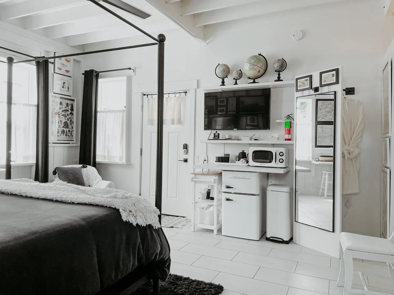 Kitchen or kitchenette, Bed in Inn Santa Clara