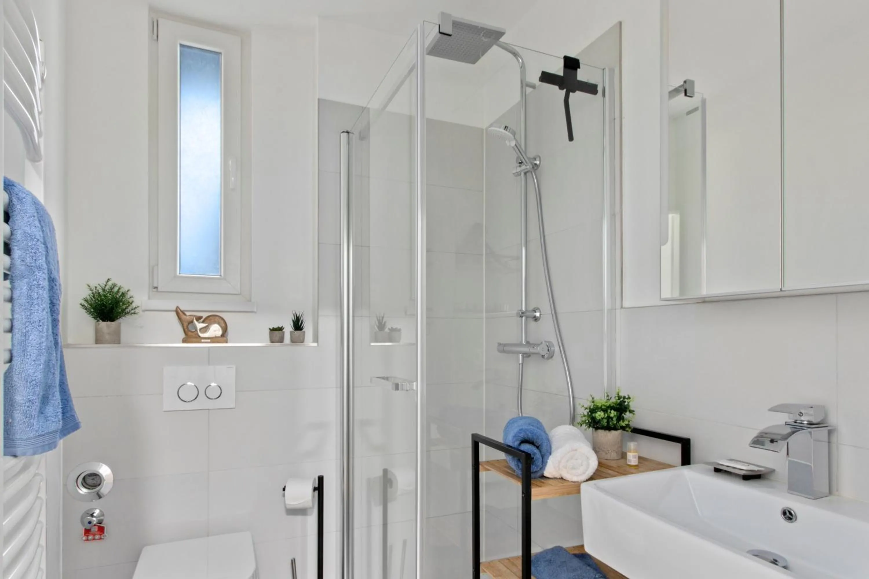 Altstadt - Exklusive 3-Zi-Wohnung für 6 Personen mit 90 qm, großer Dachterrasse, Parkplatz, WLAN