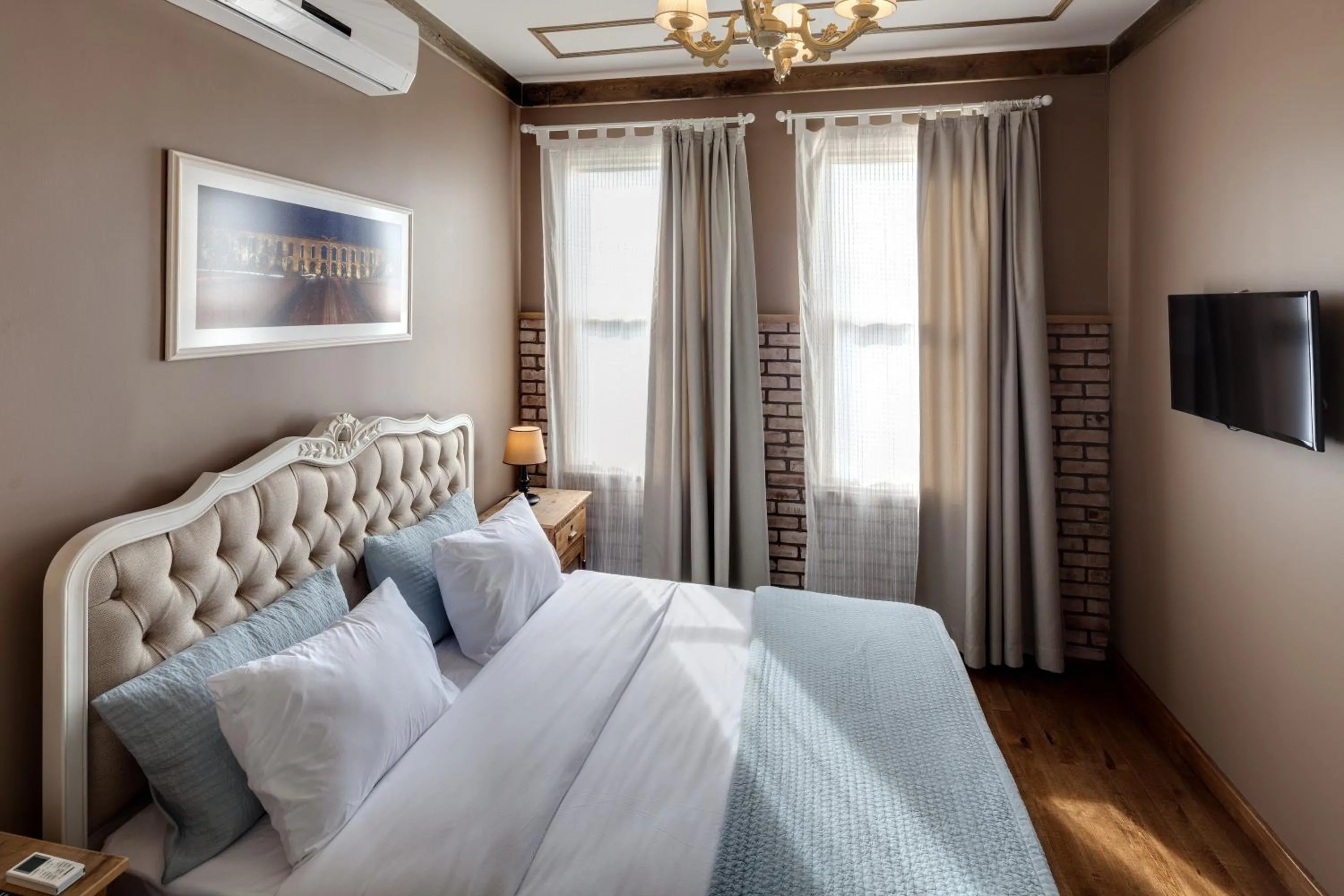 Day, Bed in Loka Suites