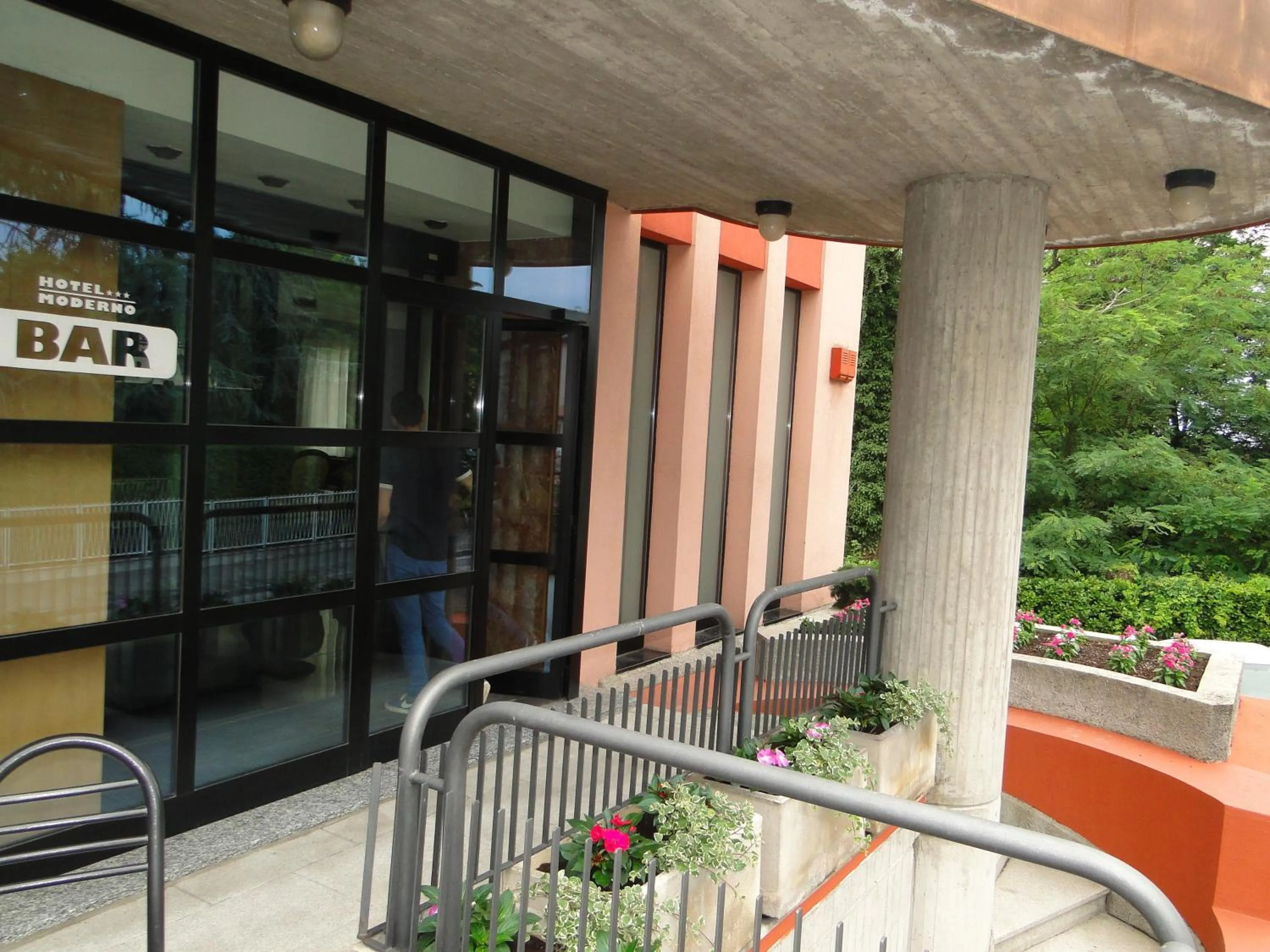 Communal lounge/ TV room in Hotel Moderno