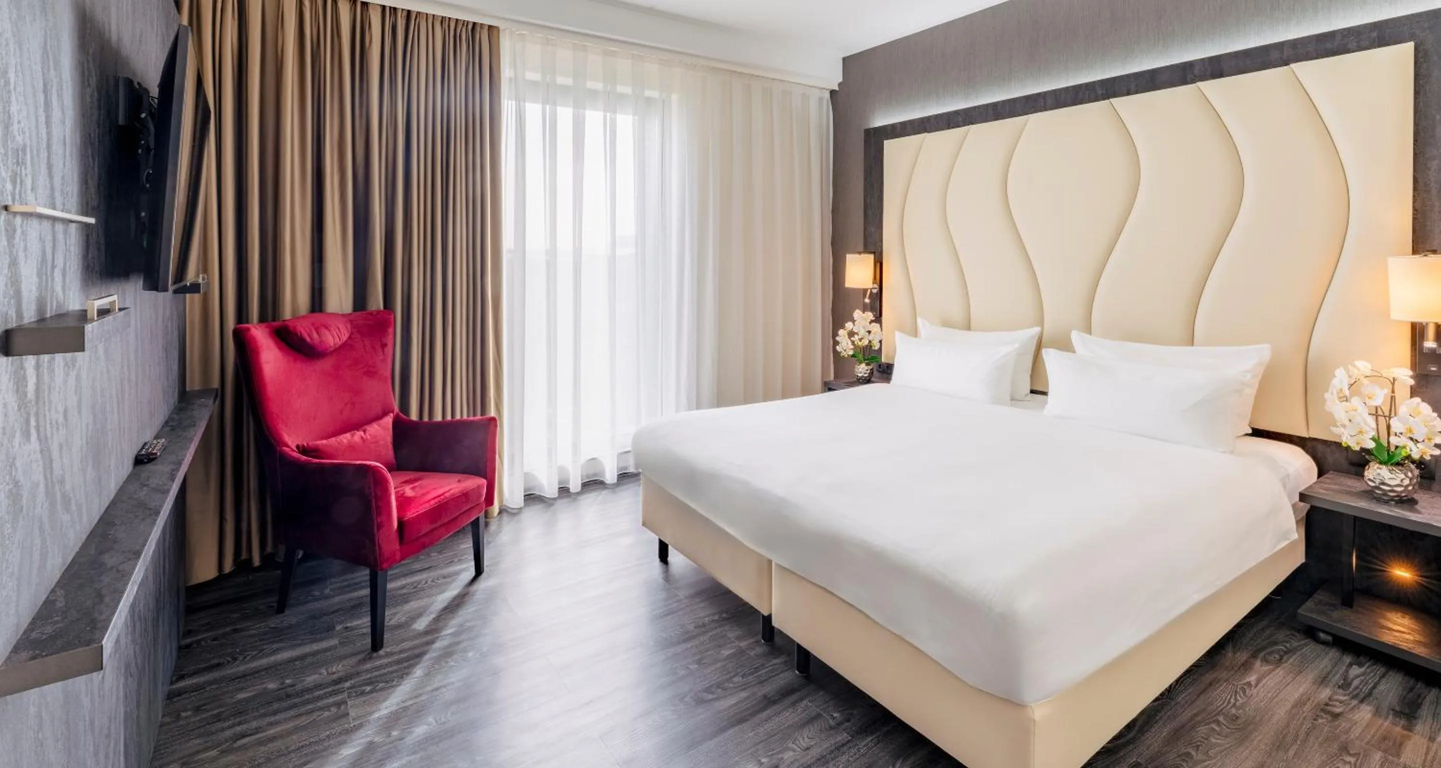Bedroom, Bed in PLAZA Premium Grand Winston