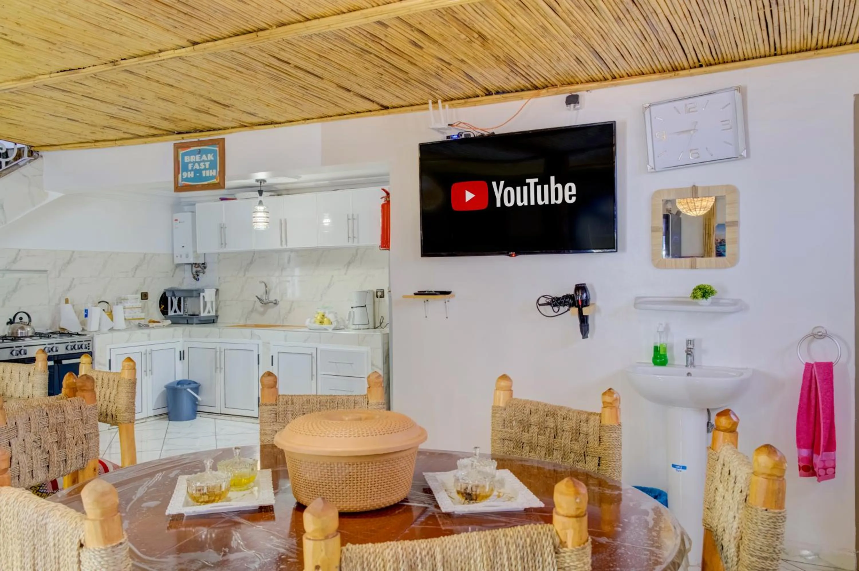 Restaurant/places to eat in Dinosaur Anza Surf House