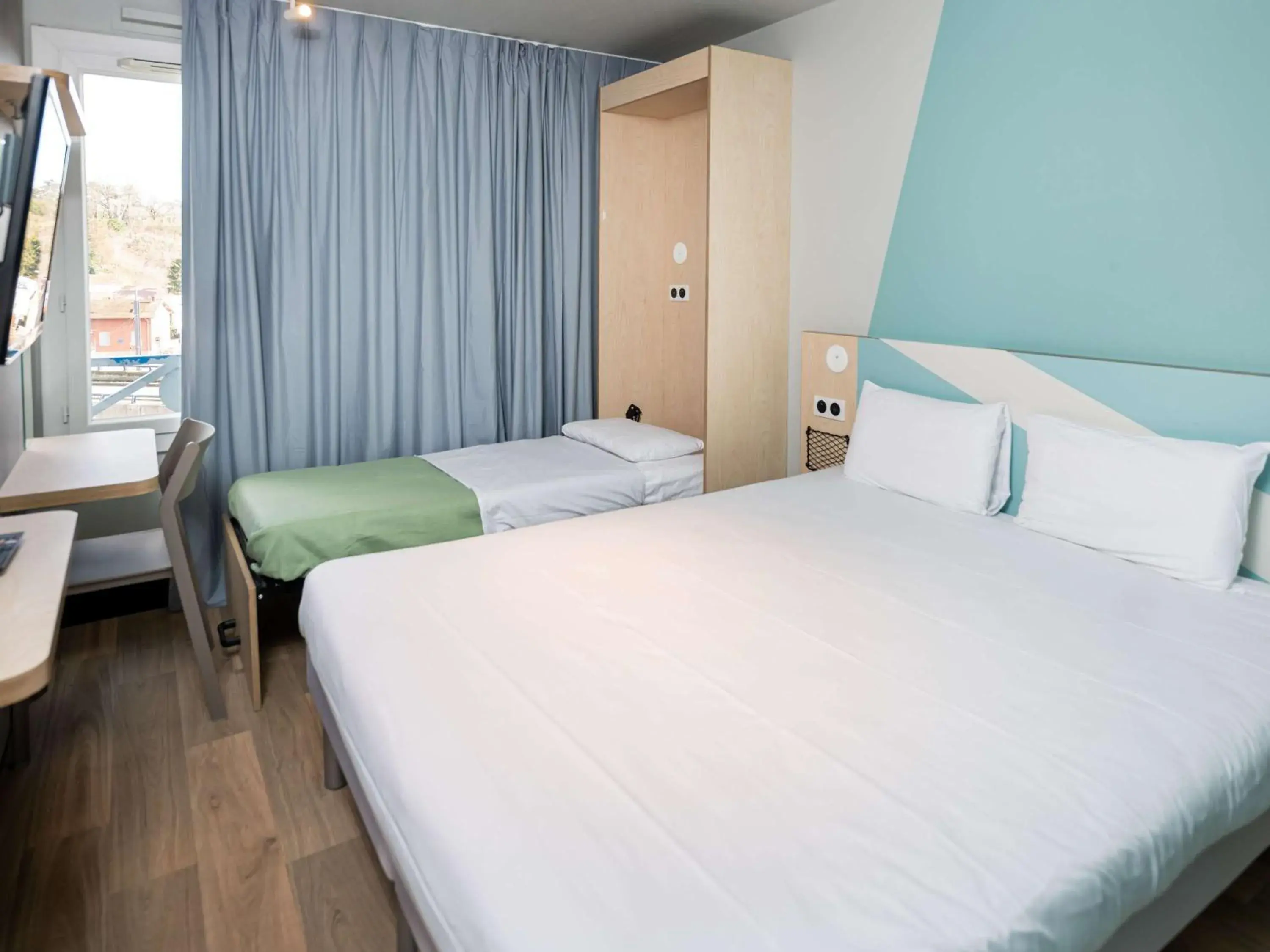 Bedroom, Bed in Ibis Budget Lyon Caluire Cité Internationale Bedroom, Bed in Ibis Budget Lyon Caluire Cité Internationale