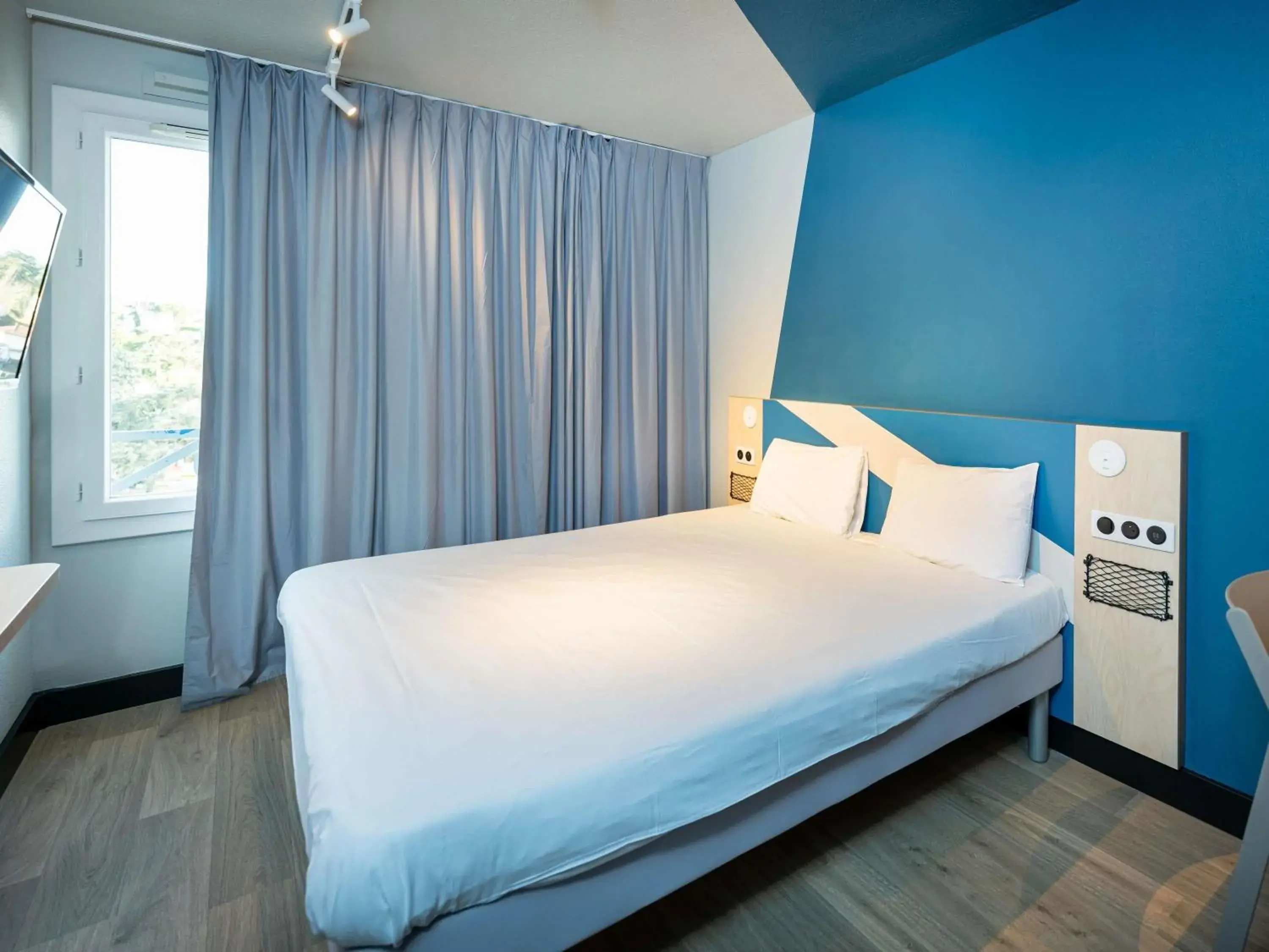 Bedroom, Bed in Ibis Budget Lyon Caluire Cité Internationale Bedroom, Bed in Ibis Budget Lyon Caluire Cité Internationale