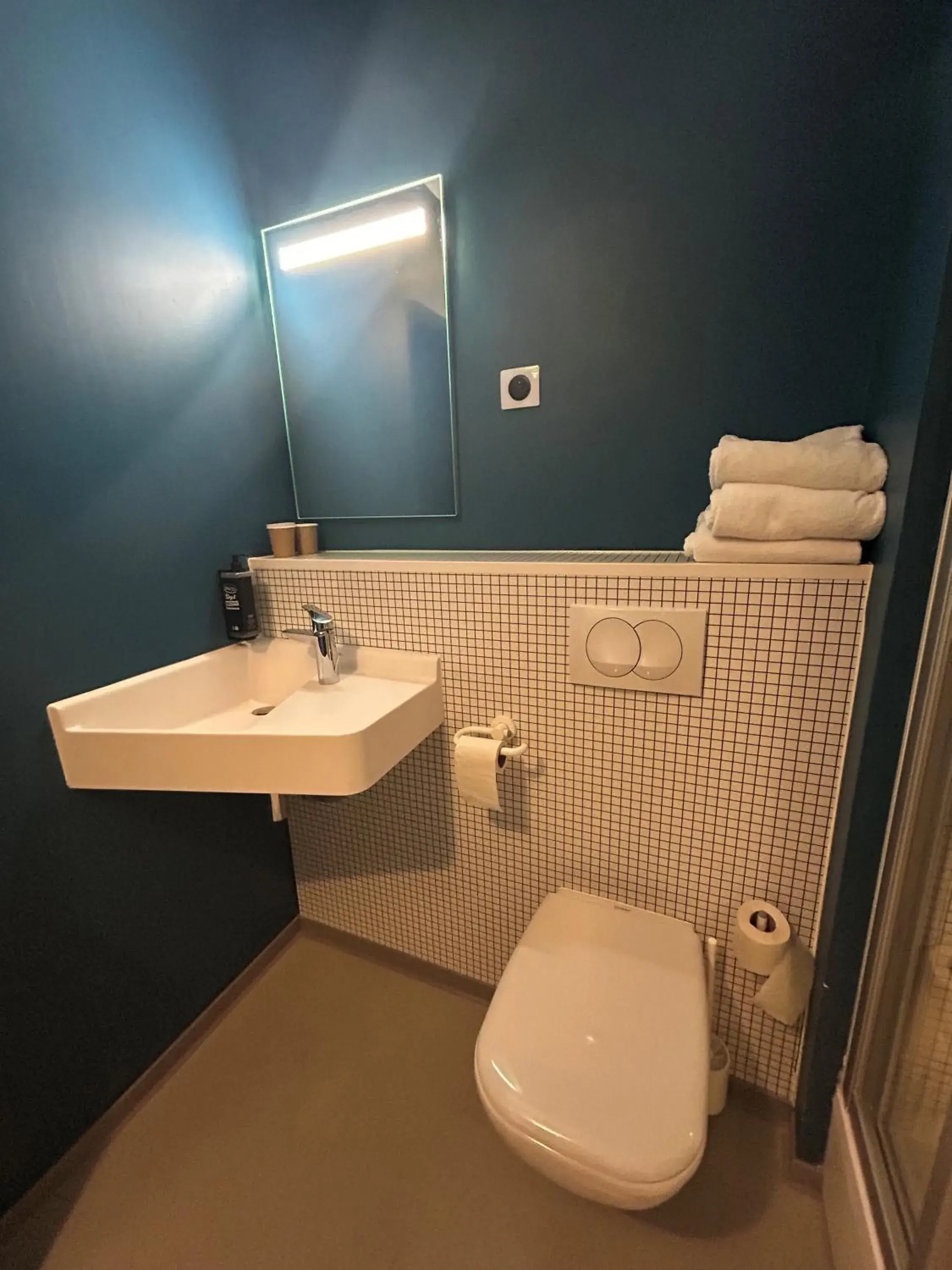 Bathroom in Ibis Budget Lyon Caluire Cité Internationale Bathroom in Ibis Budget Lyon Caluire Cité Internationale