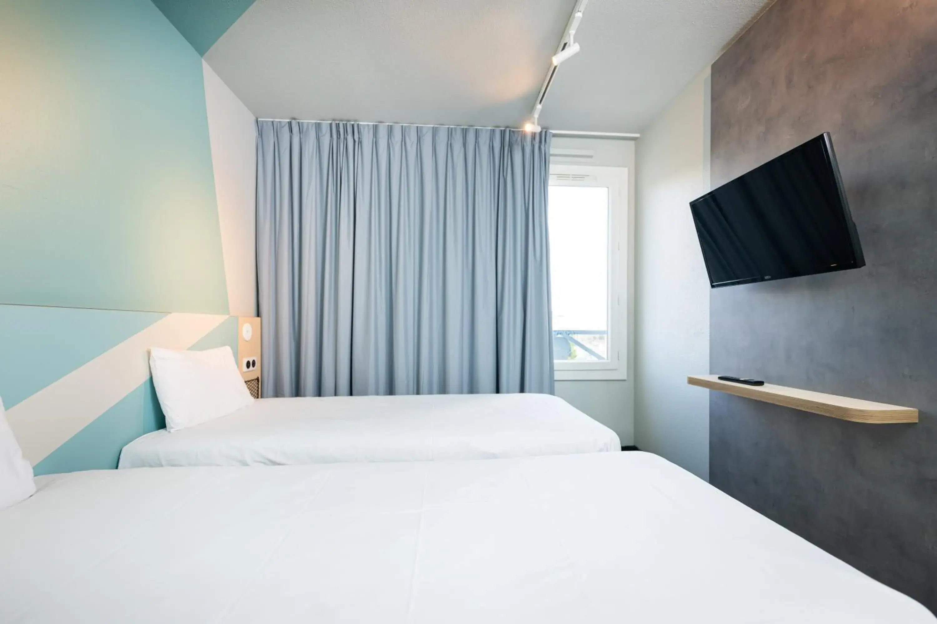 TV and multimedia, Bed in Ibis Budget Lyon Caluire Cité Internationale TV and multimedia, Bed in Ibis Budget Lyon Caluire Cité Internationale