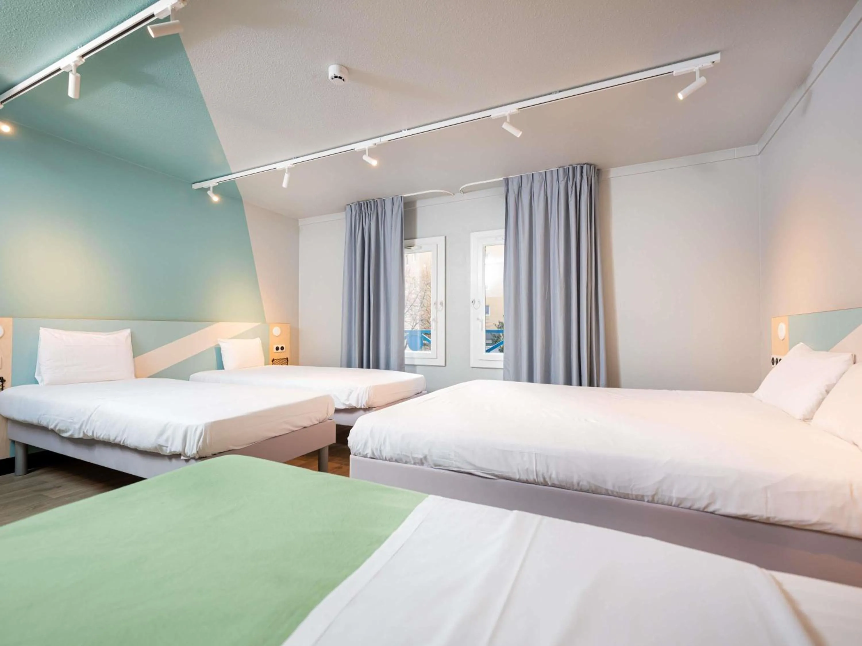 Bedroom, Bed in Ibis Budget Lyon Caluire Cité Internationale