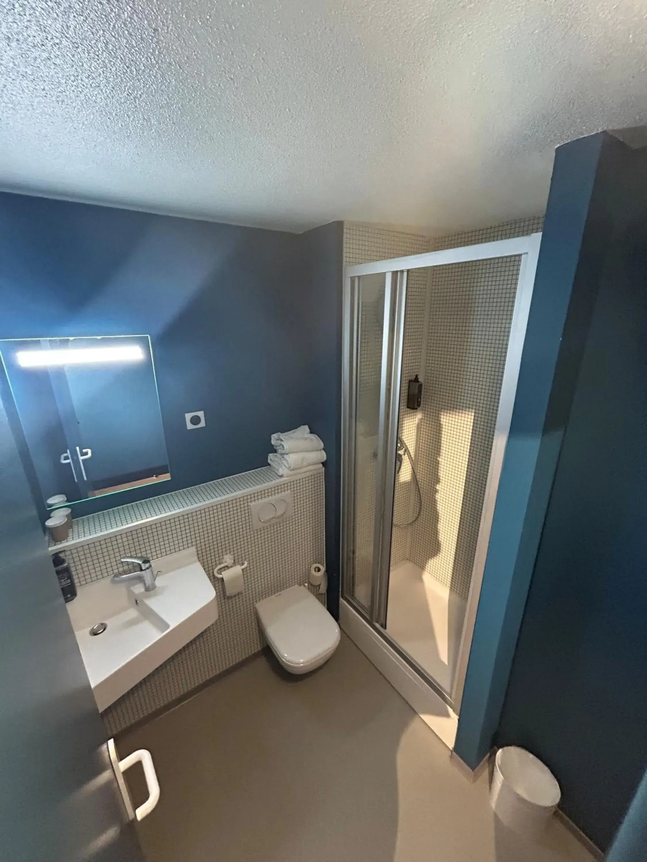 Bathroom in Ibis Budget Lyon Caluire Cité Internationale Bathroom in Ibis Budget Lyon Caluire Cité Internationale