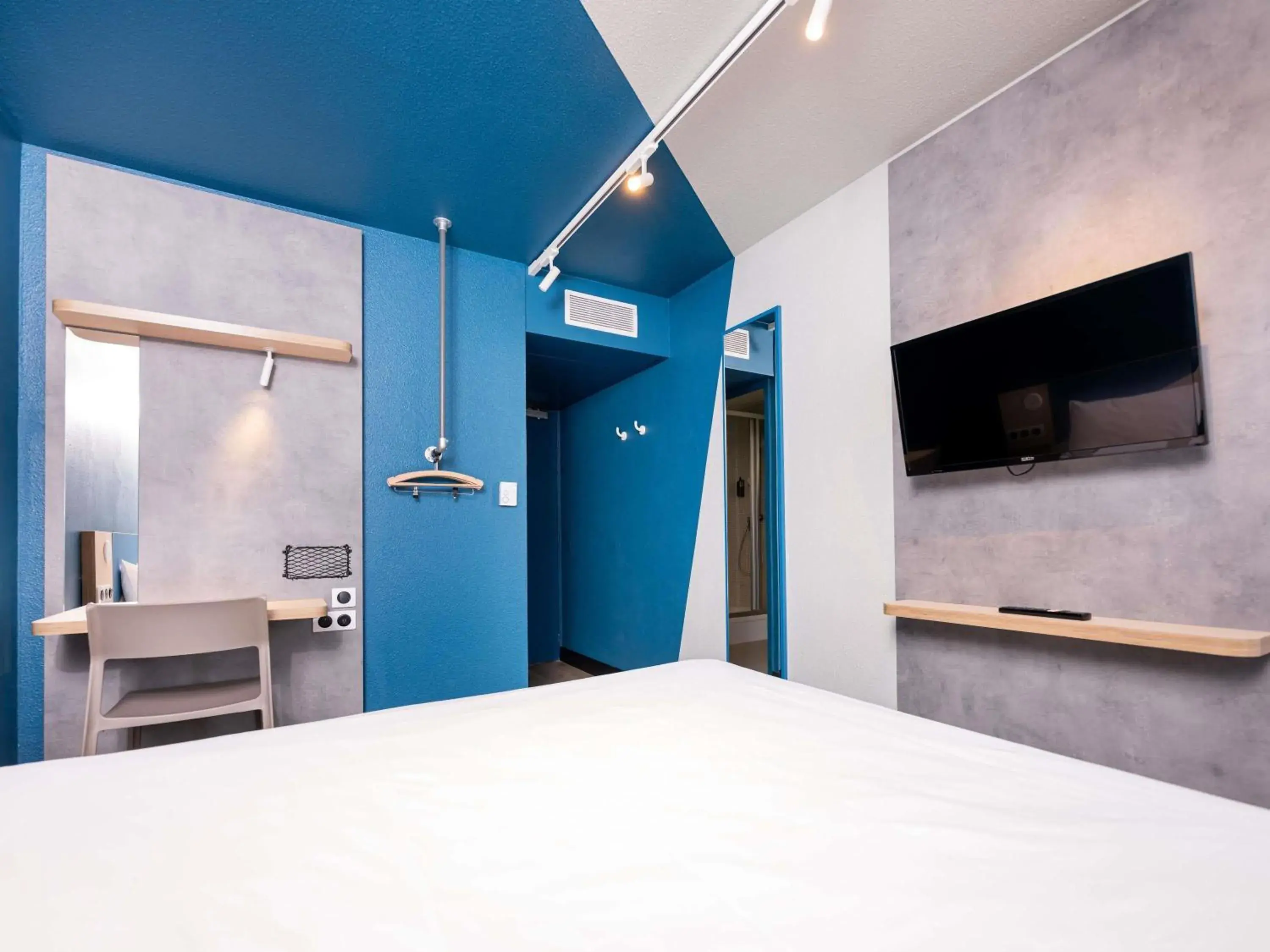 Bedroom, Bed in Ibis Budget Lyon Caluire Cité Internationale Bedroom, Bed in Ibis Budget Lyon Caluire Cité Internationale